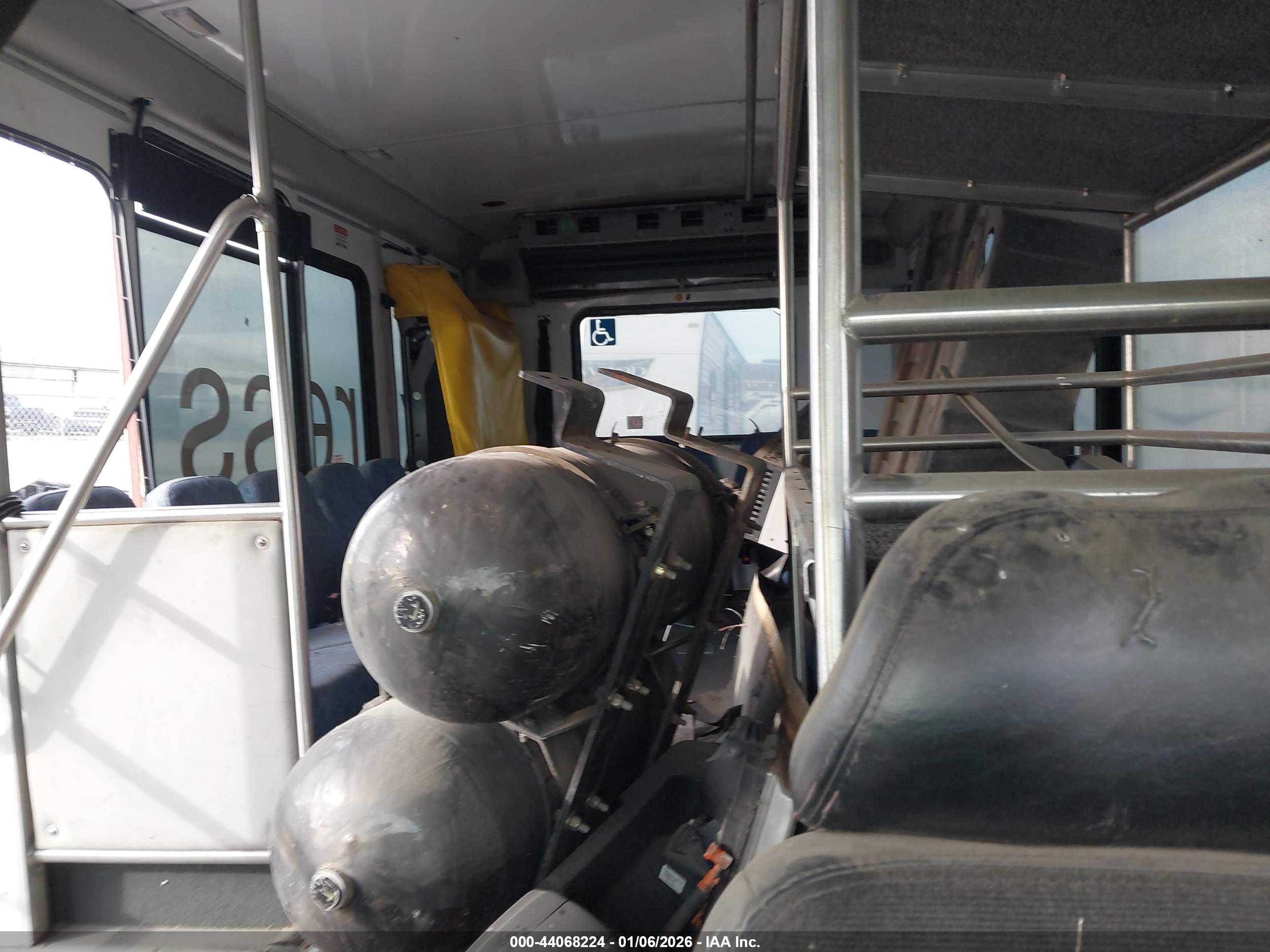 FORD E-450 image 8