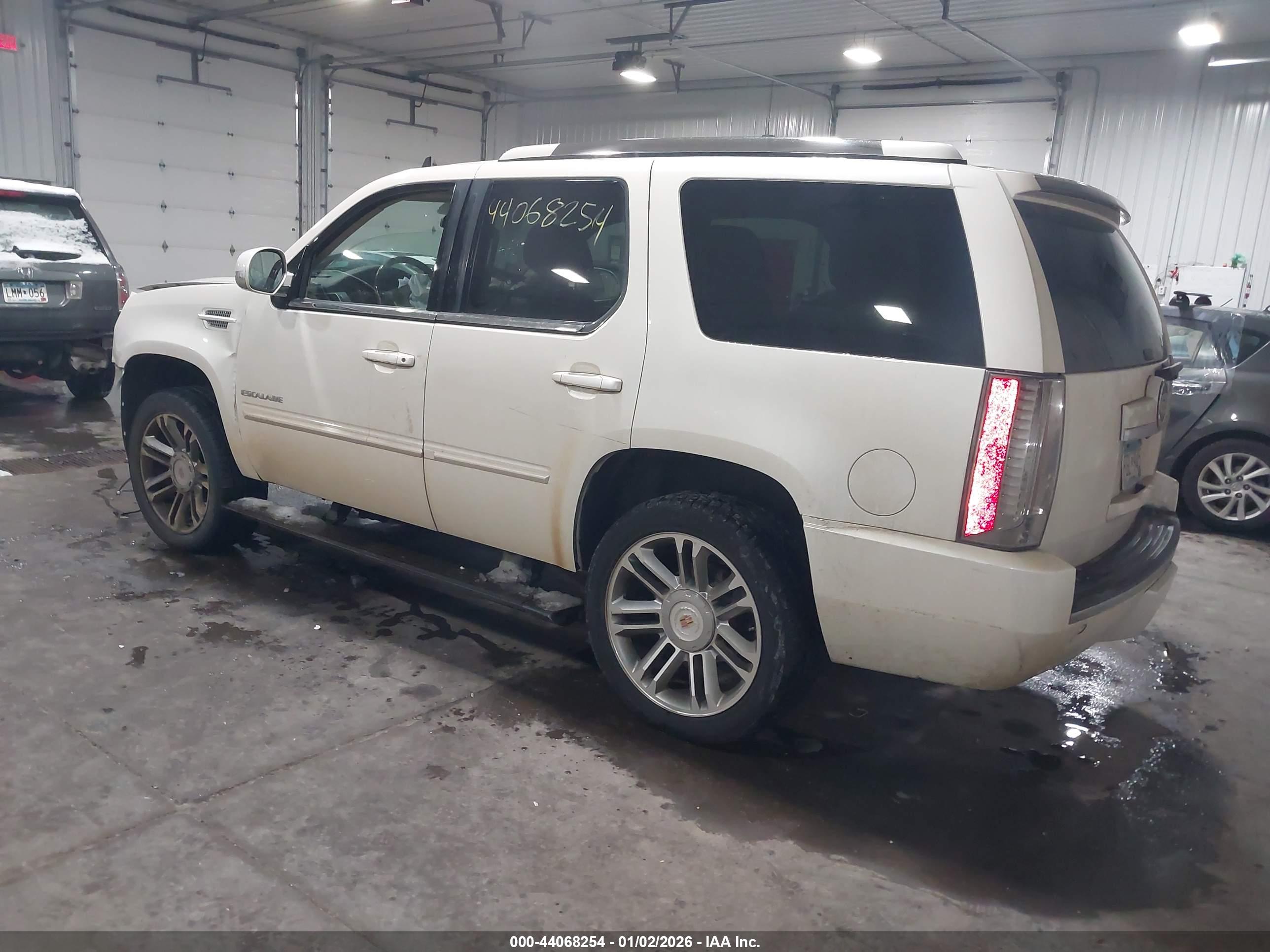 CADILLAC ESCALADE image 3