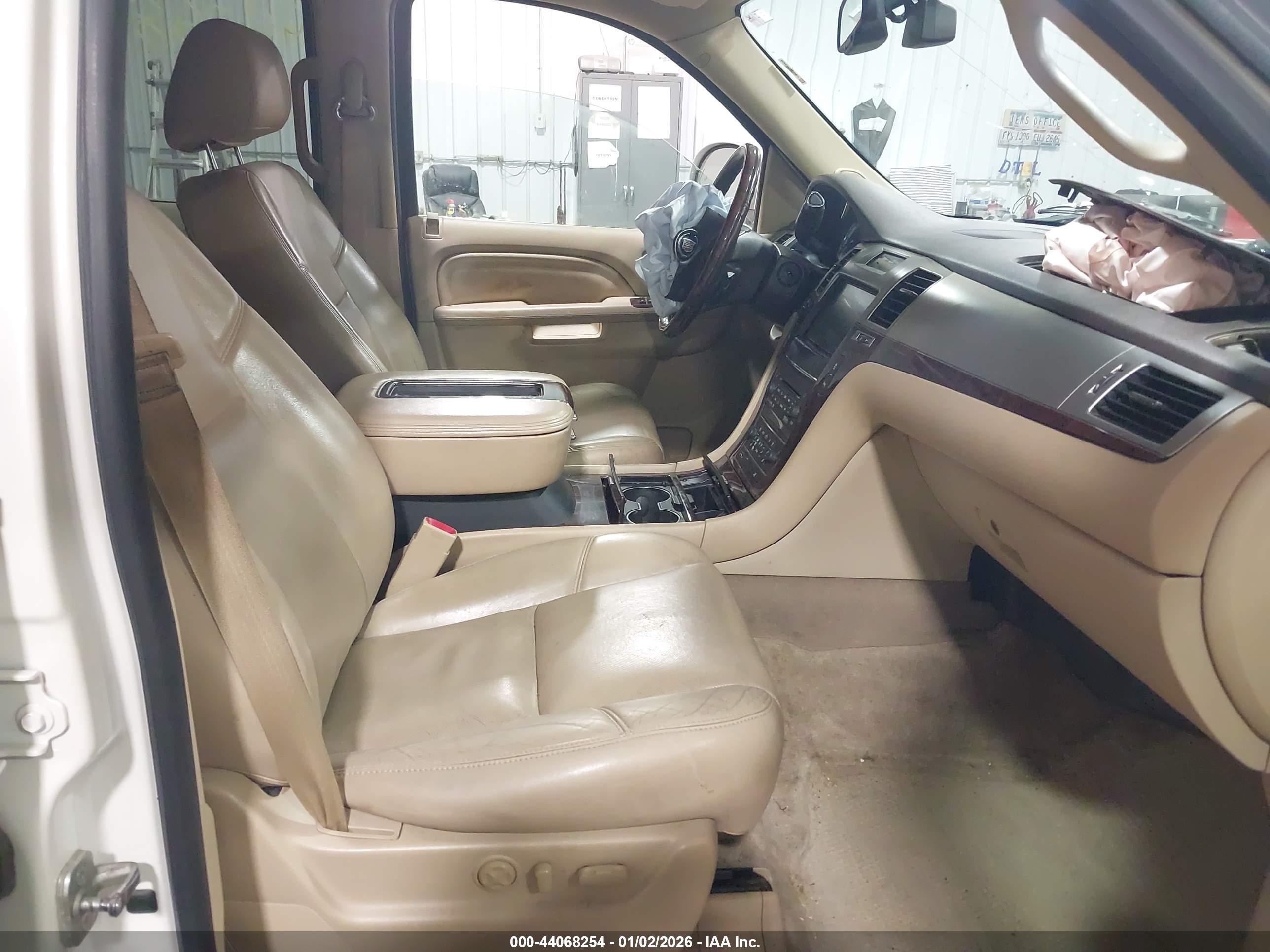 CADILLAC ESCALADE image 5