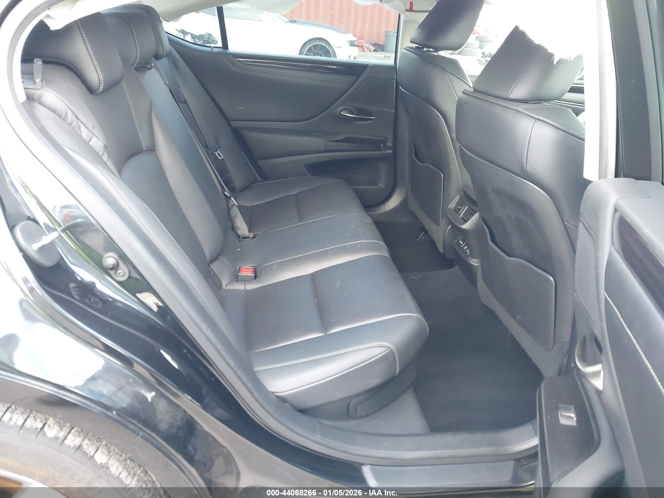 LEXUS ES image 8