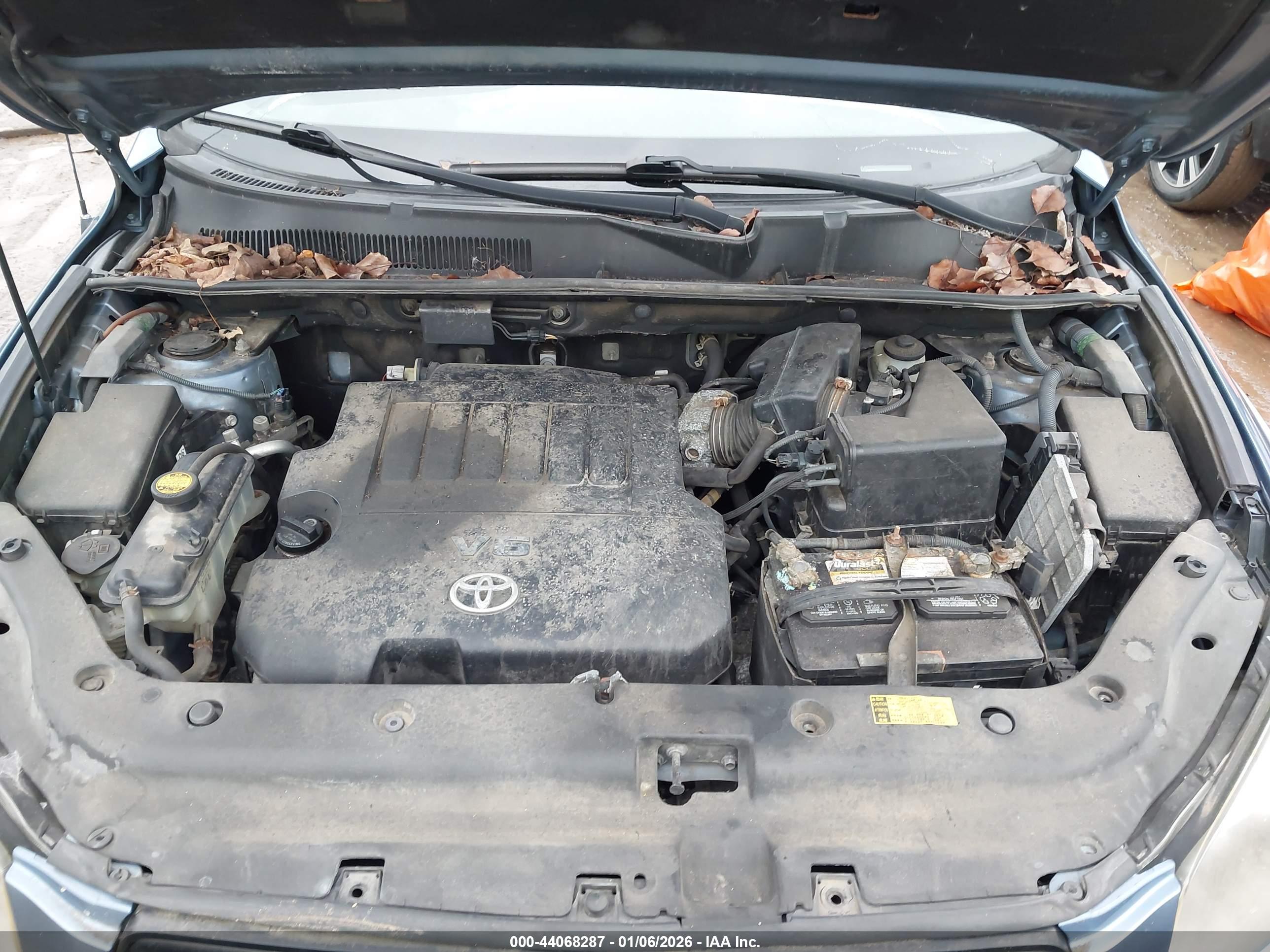 TOYOTA RAV4 image 10