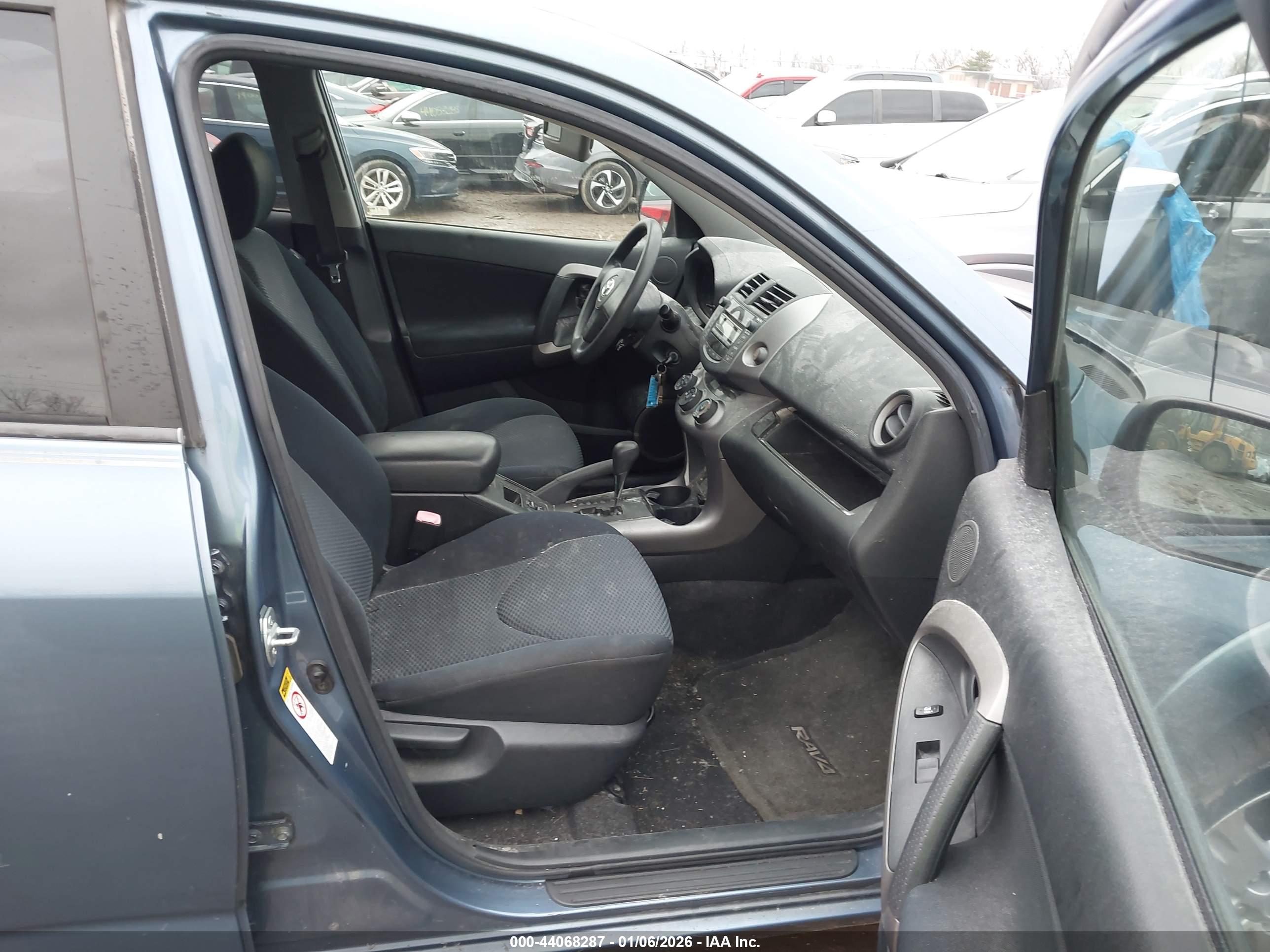TOYOTA RAV4 image 5