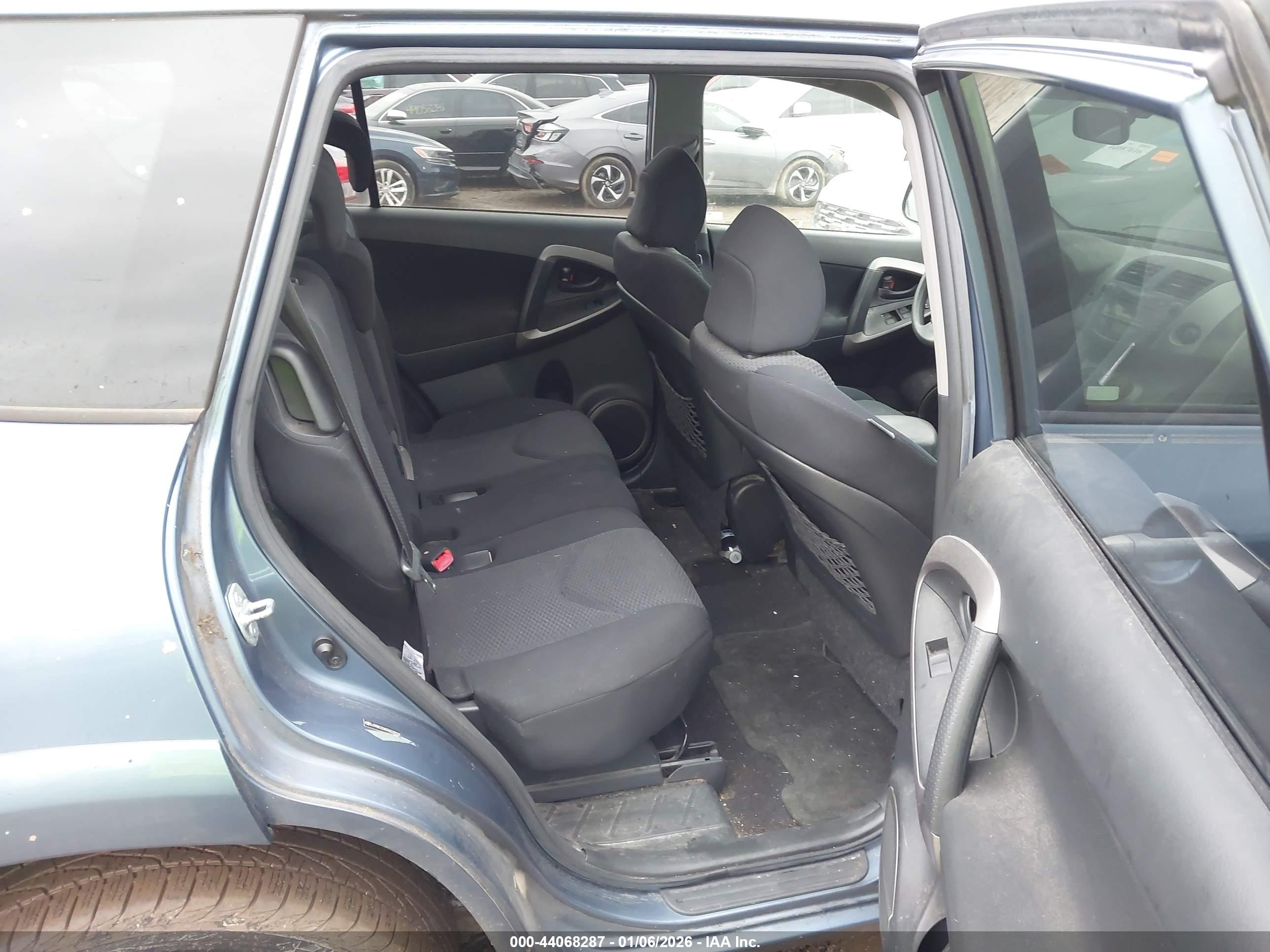 TOYOTA RAV4 image 8