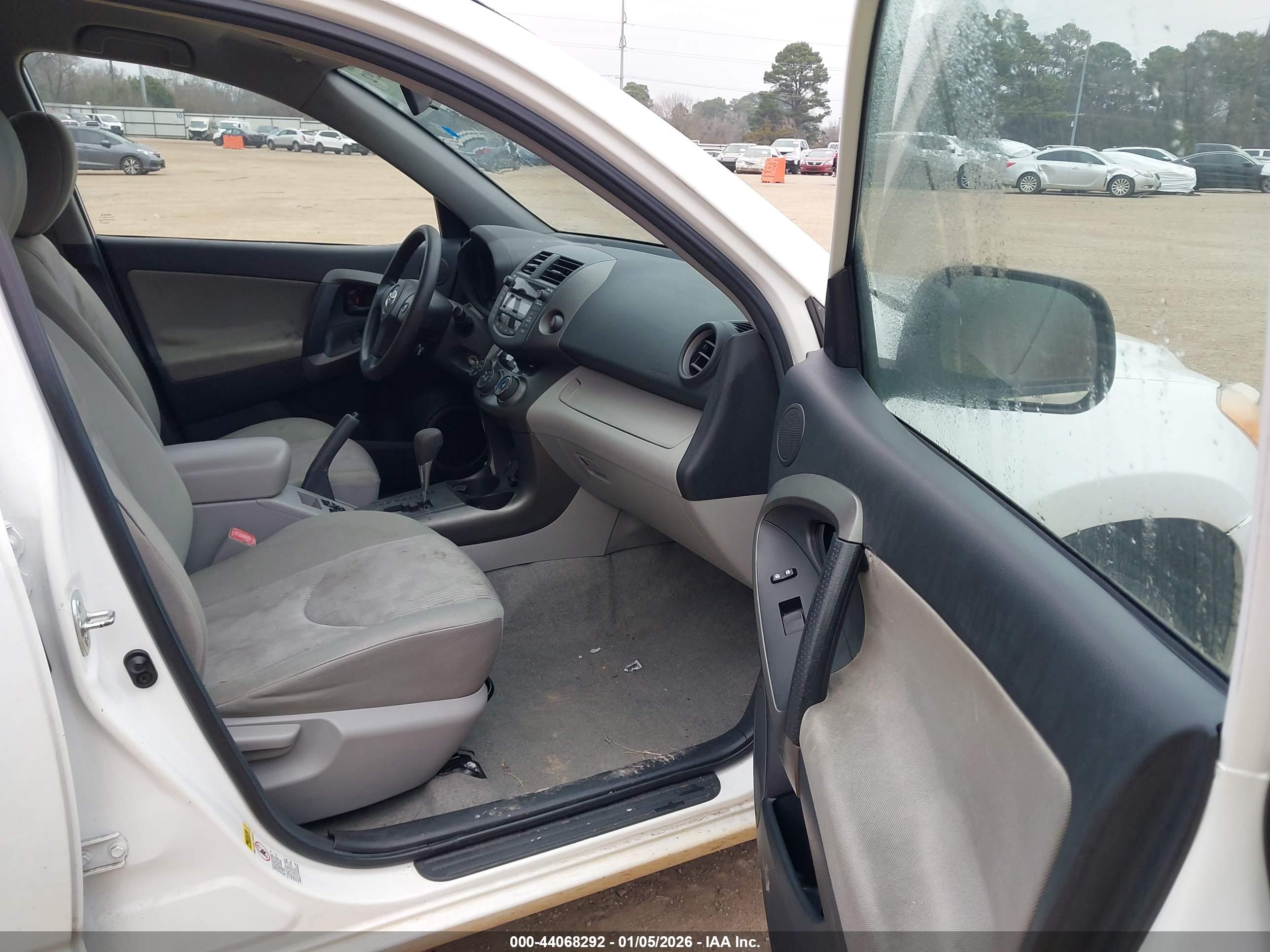 TOYOTA RAV4 image 5