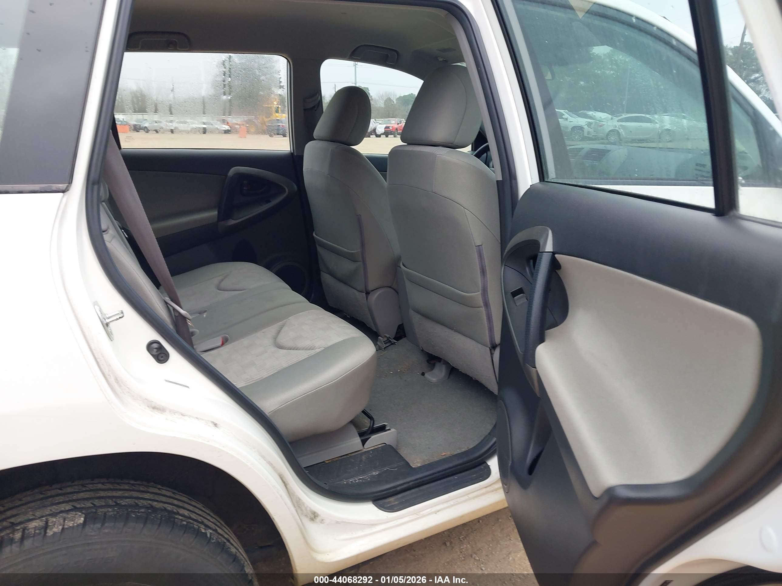 TOYOTA RAV4 image 8