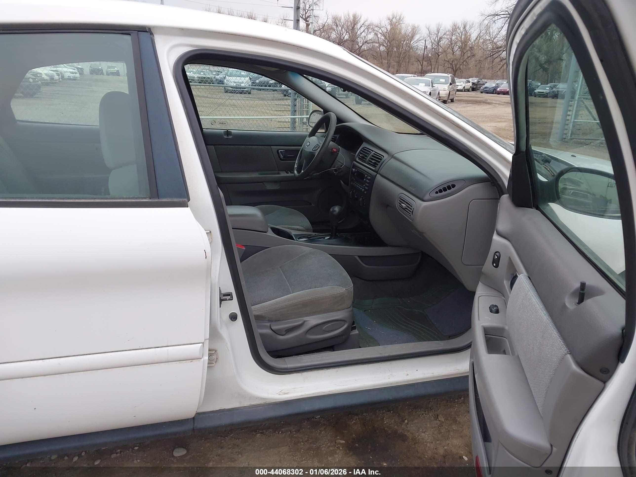 FORD TAURUS image 5