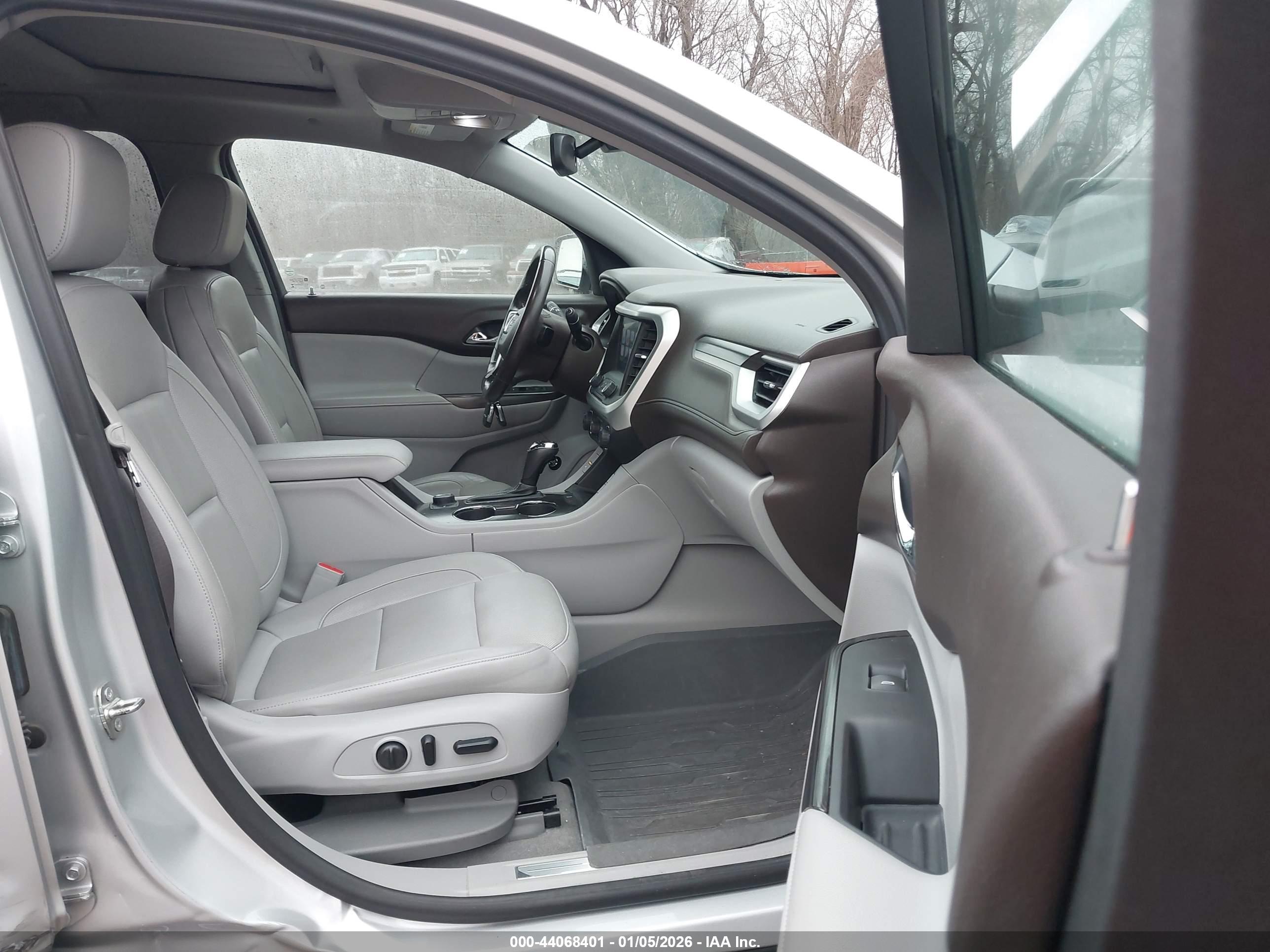 GMC ACADIA image 5