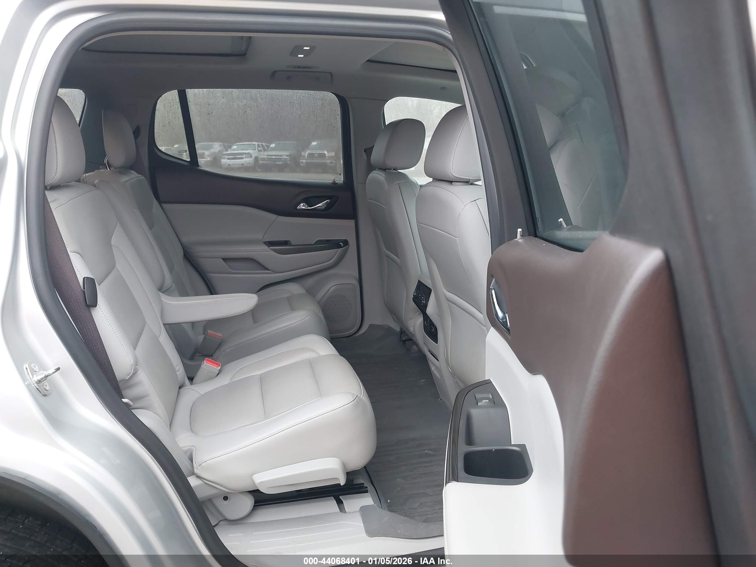 GMC ACADIA image 8