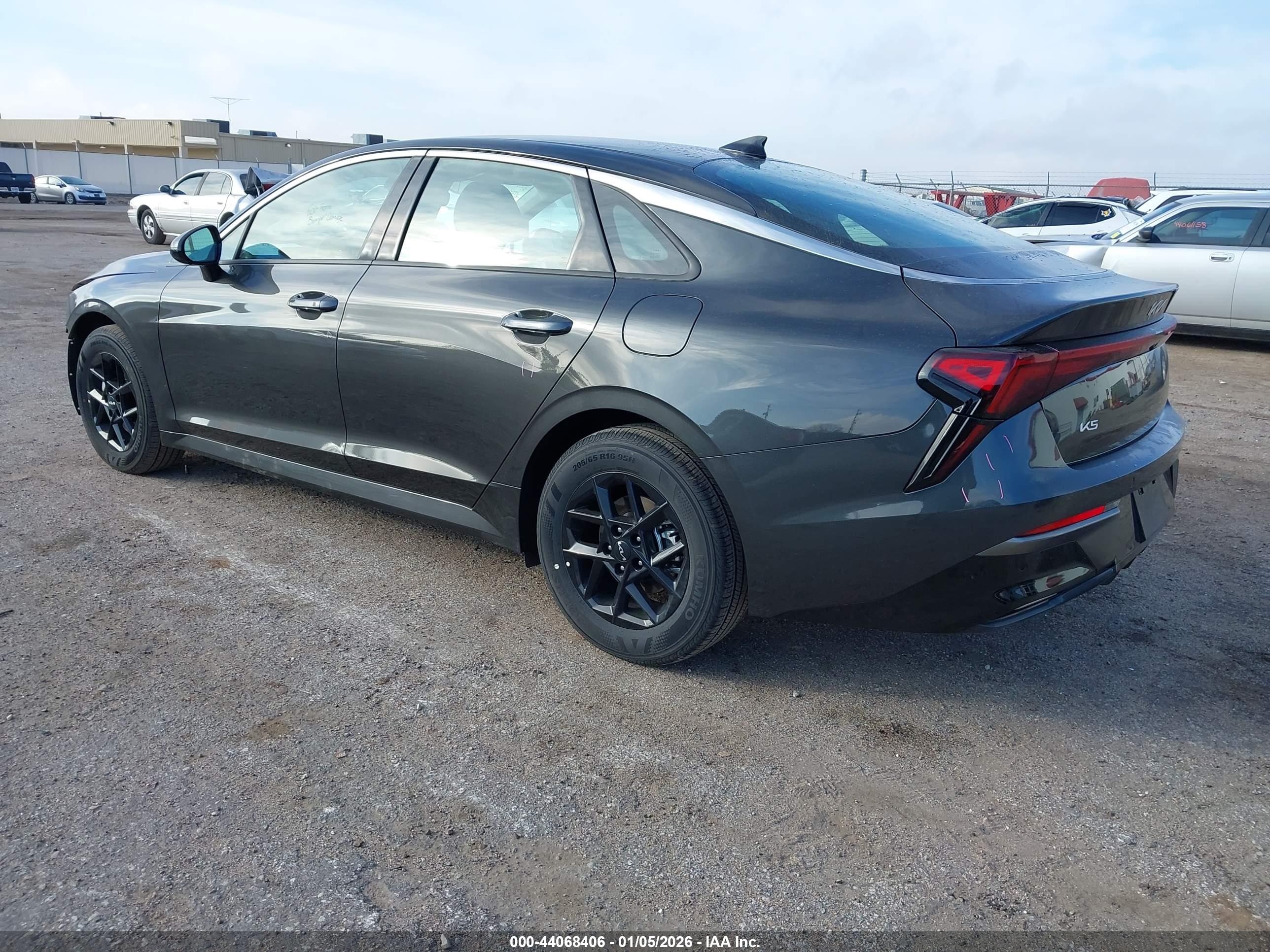 KIA K5 image 3