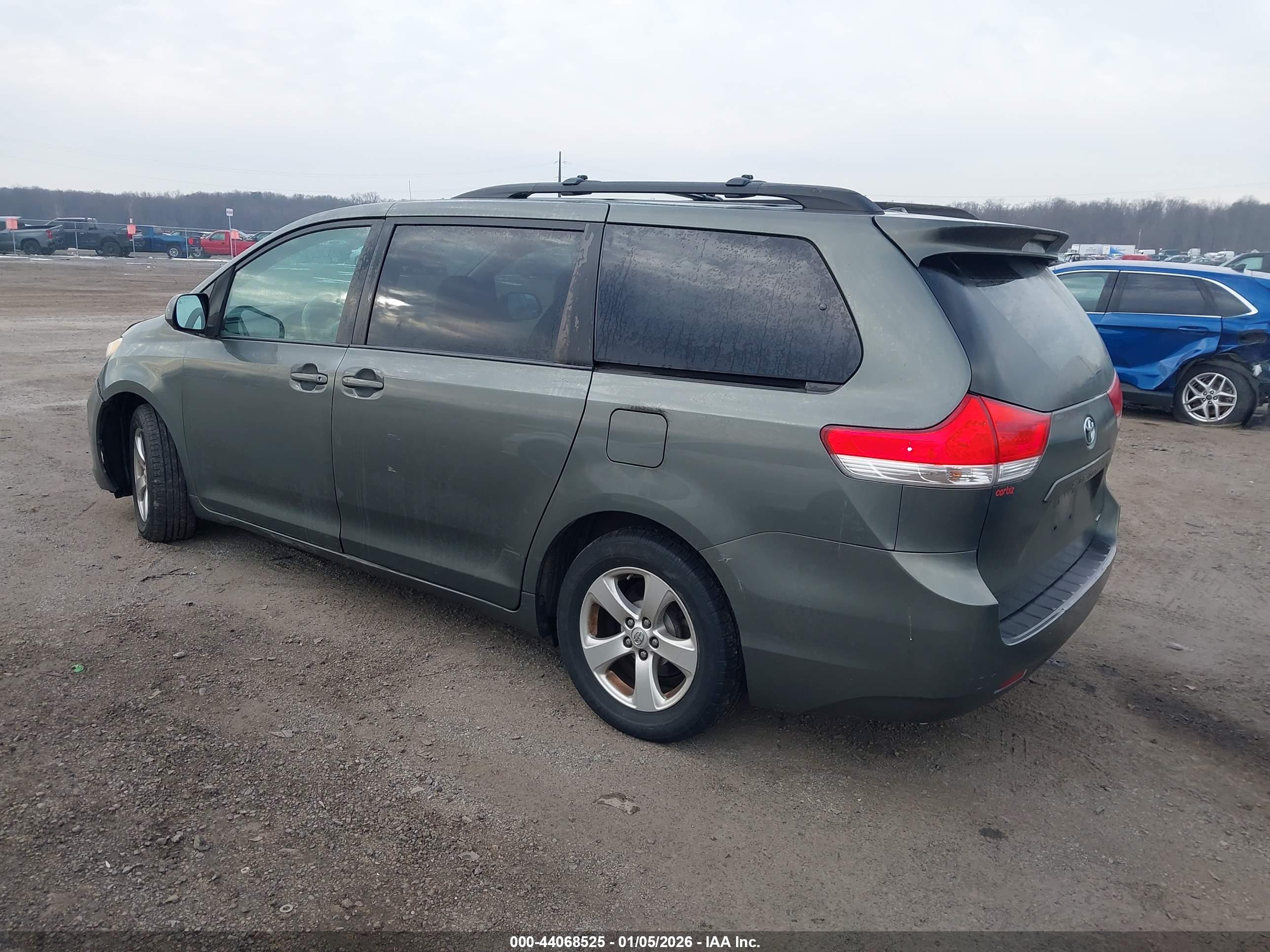 TOYOTA SIENNA image 3