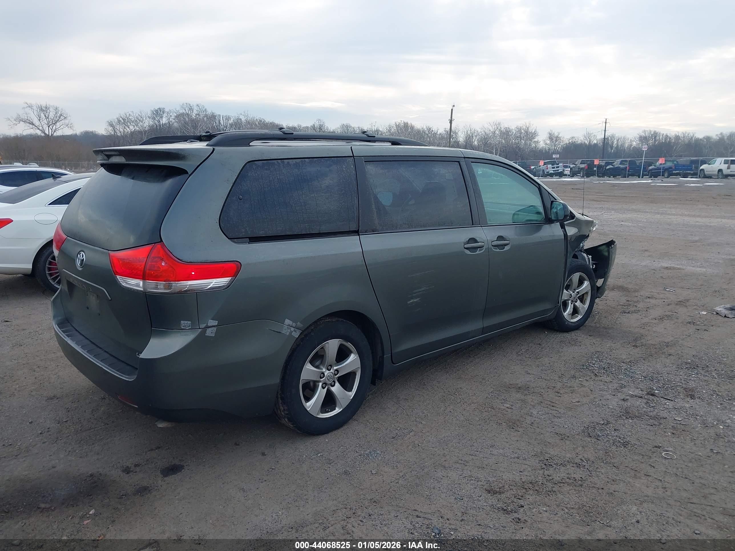 TOYOTA SIENNA image 4
