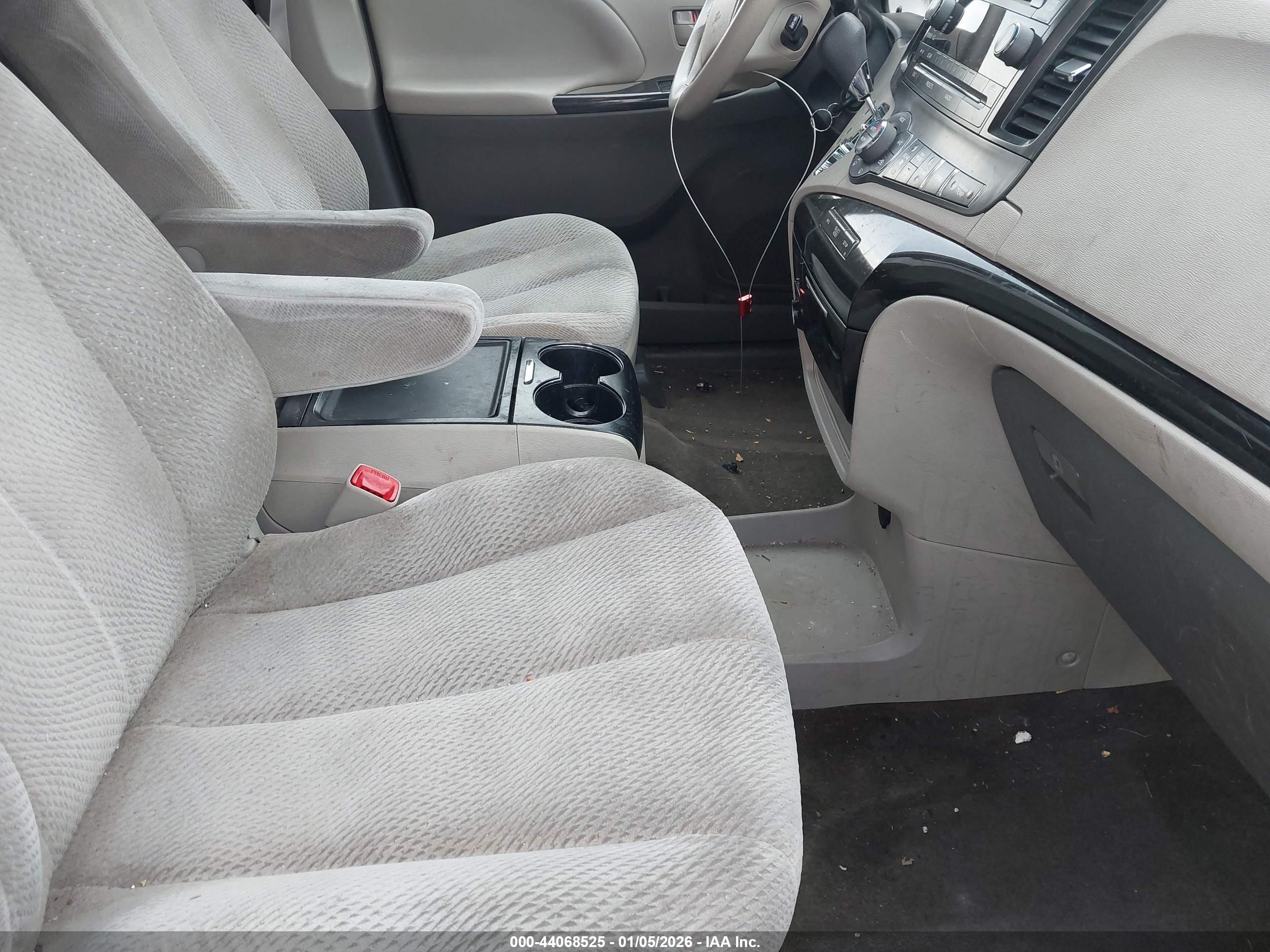 TOYOTA SIENNA image 5