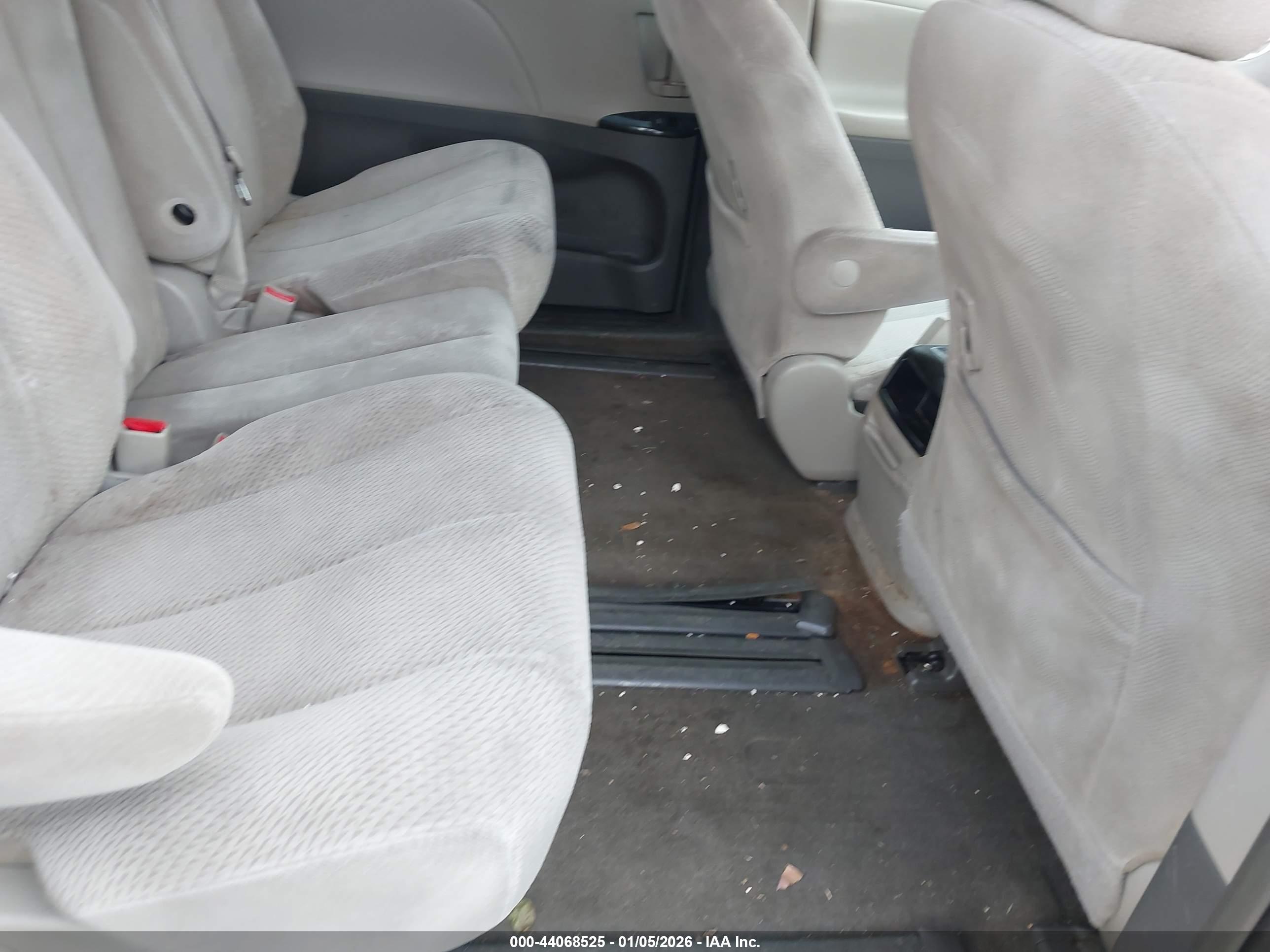 TOYOTA SIENNA image 8