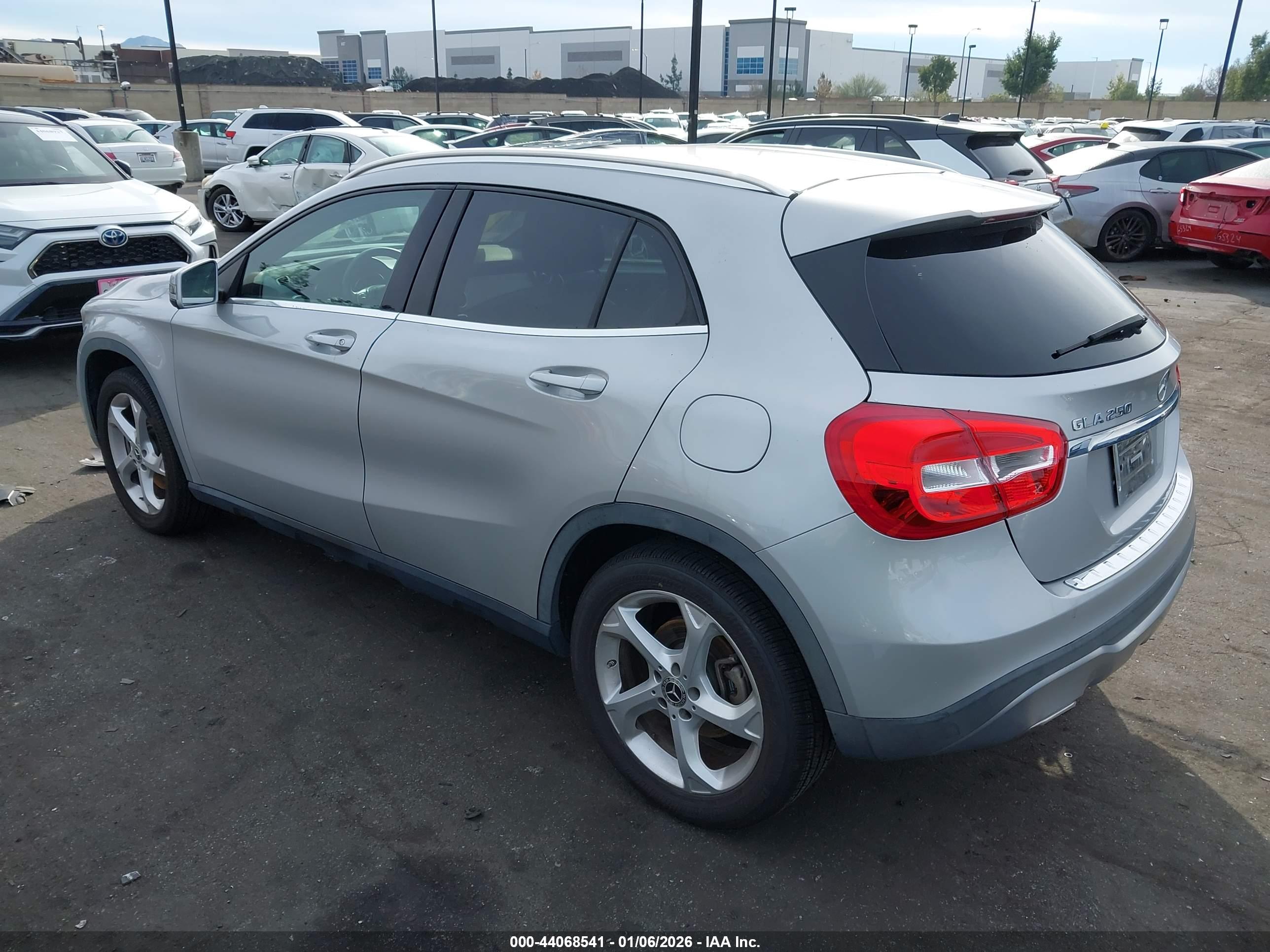 MERCEDES-BENZ GLA image 3