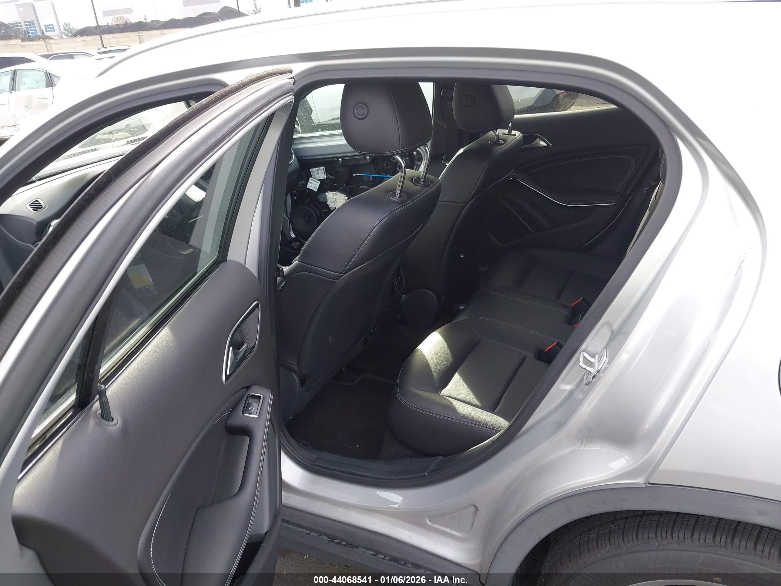 MERCEDES-BENZ GLA image 8