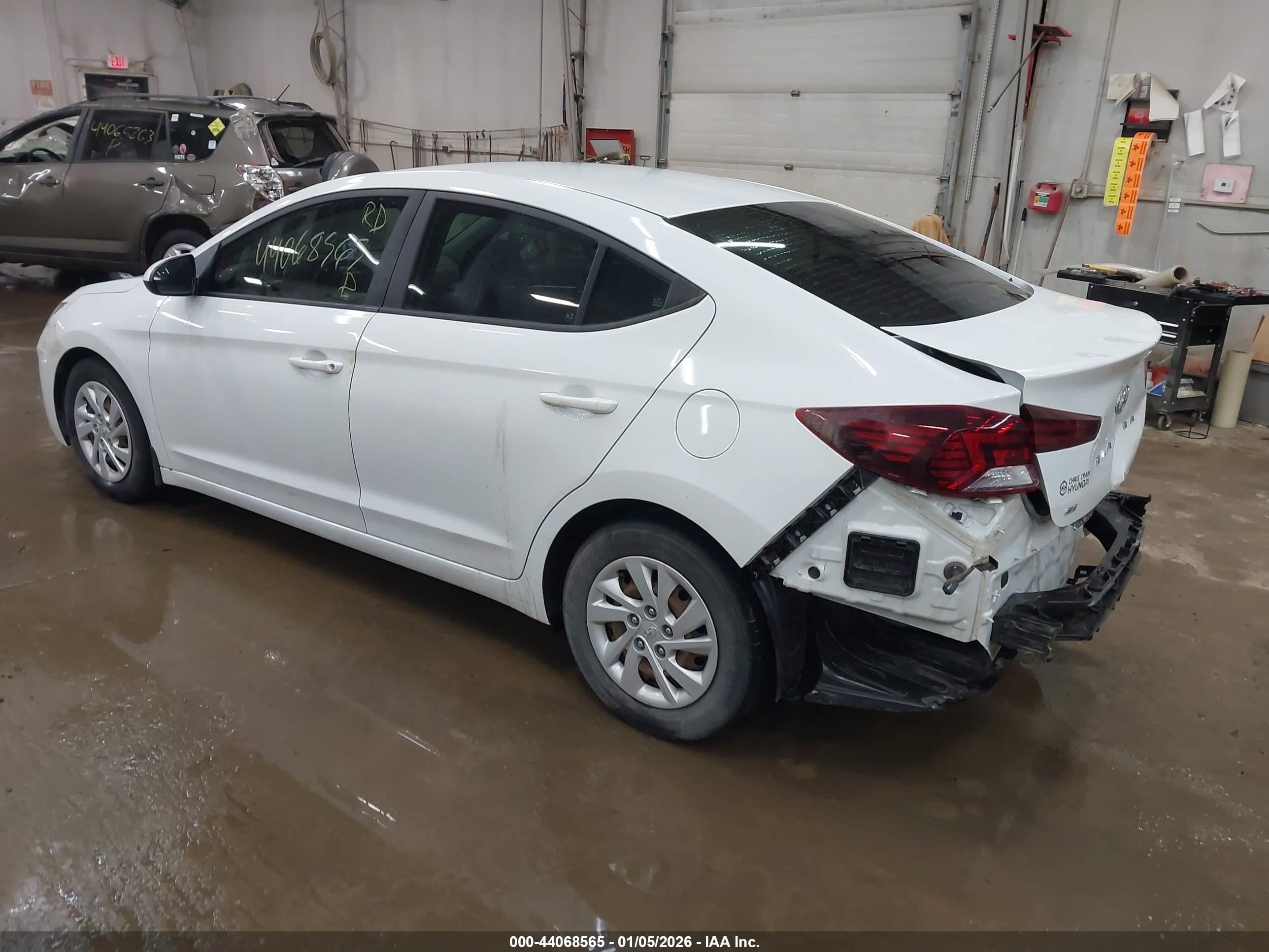 HYUNDAI ELANTRA image 3