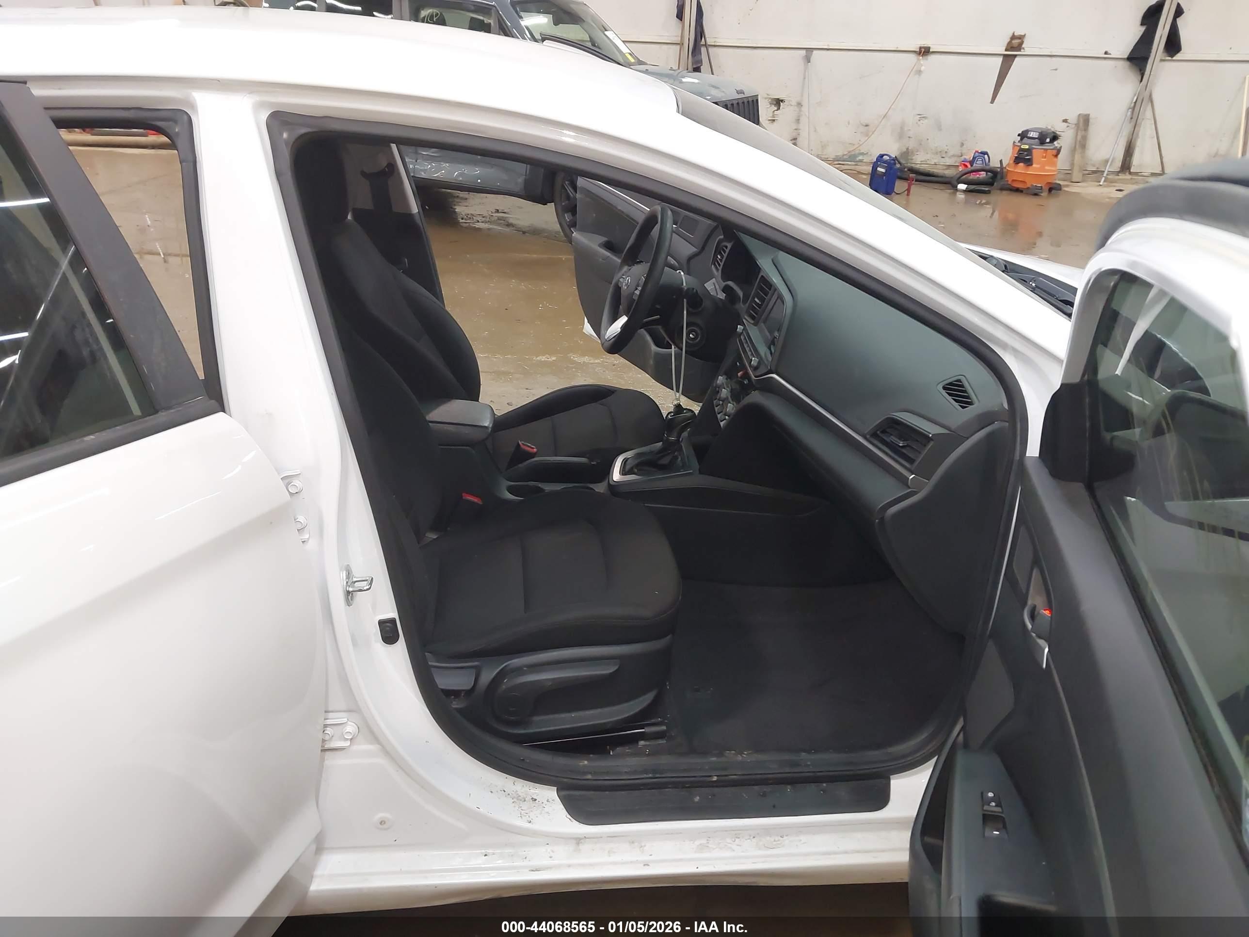 HYUNDAI ELANTRA image 5