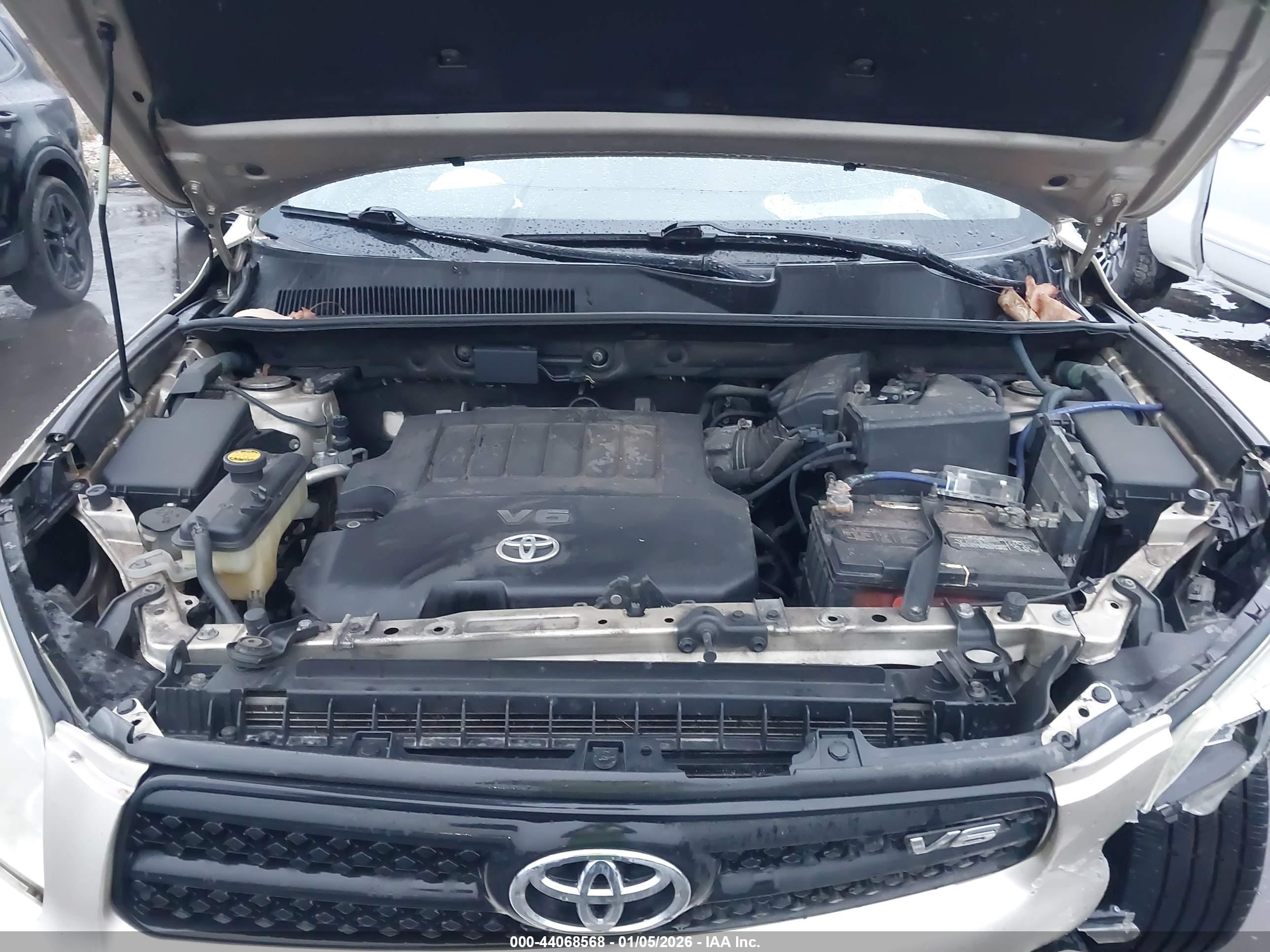 TOYOTA RAV4 image 10