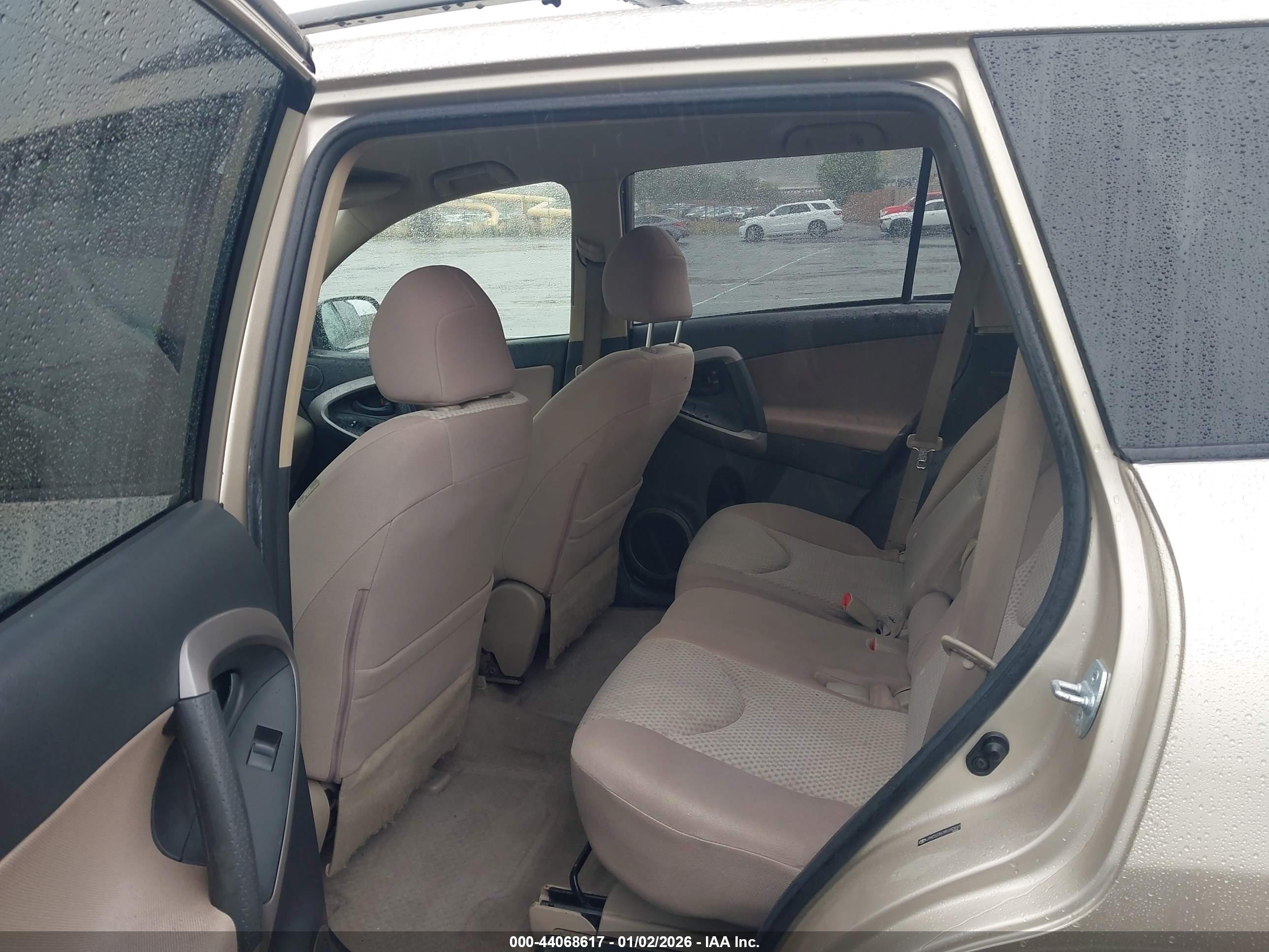 TOYOTA RAV4 image 8