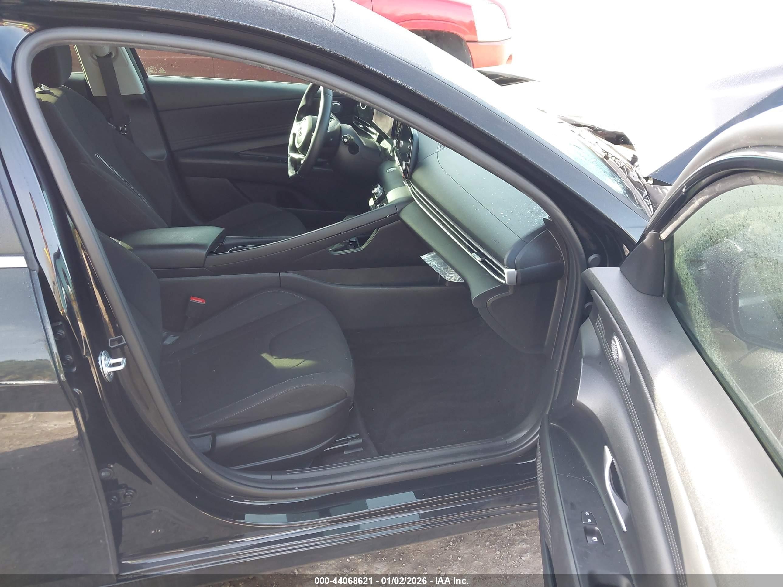 HYUNDAI ELANTRA image 5