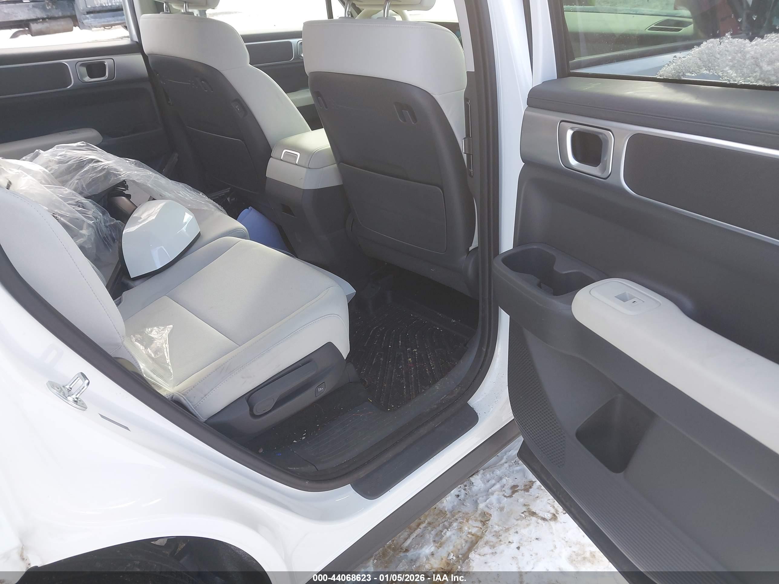 HYUNDAI SANTA image 8