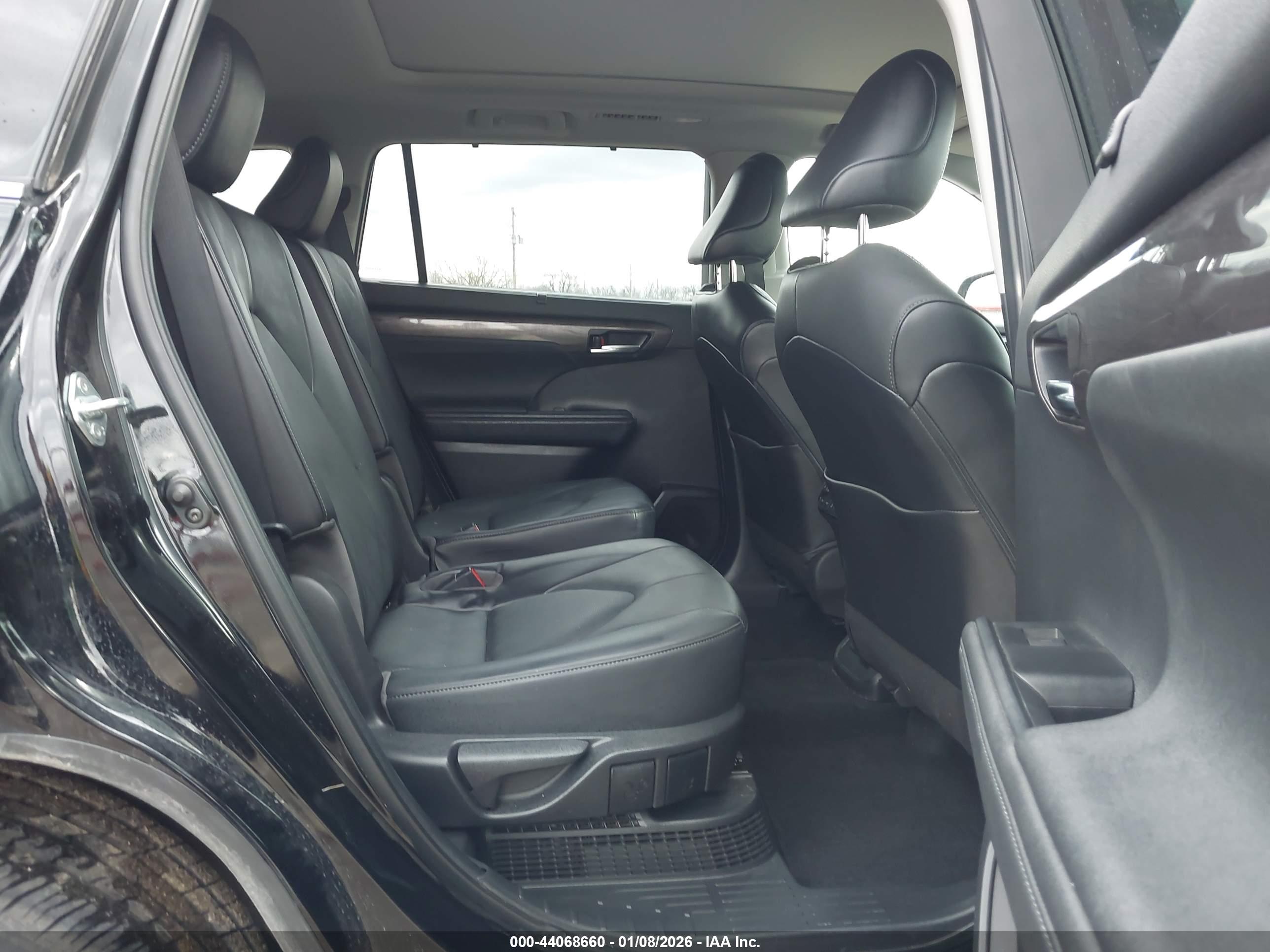 TOYOTA HIGHLANDER image 8