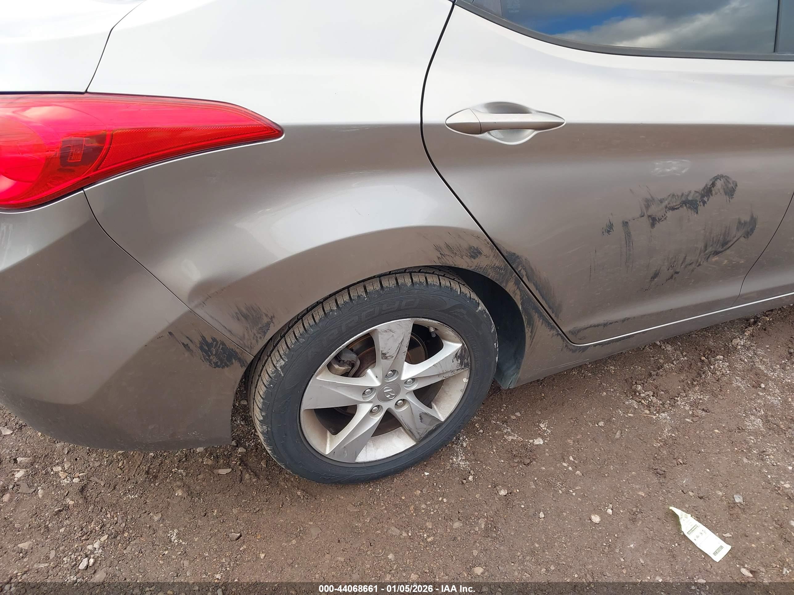 HYUNDAI ELANTRA image 6