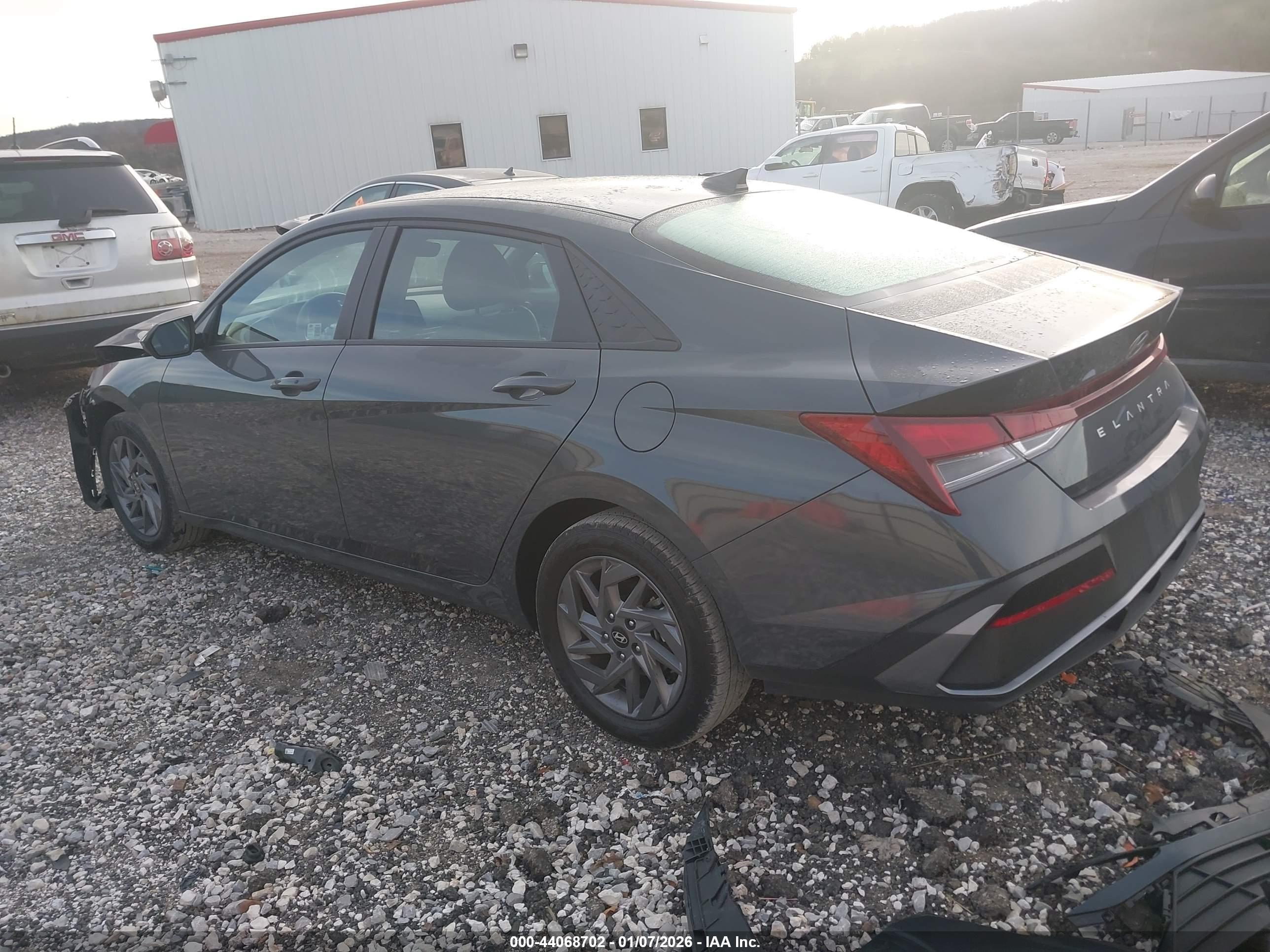 HYUNDAI ELANTRA image 3