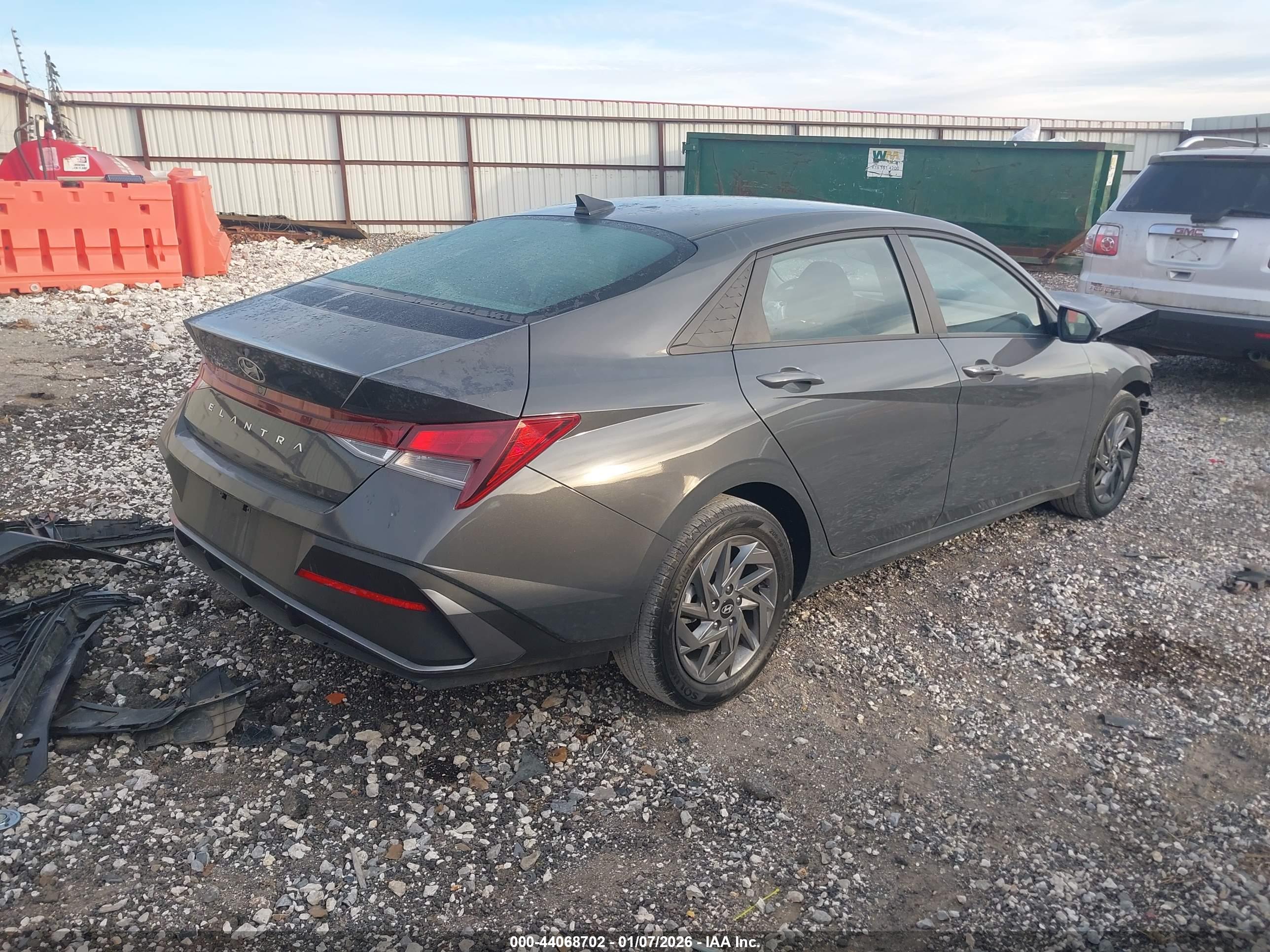 HYUNDAI ELANTRA image 4
