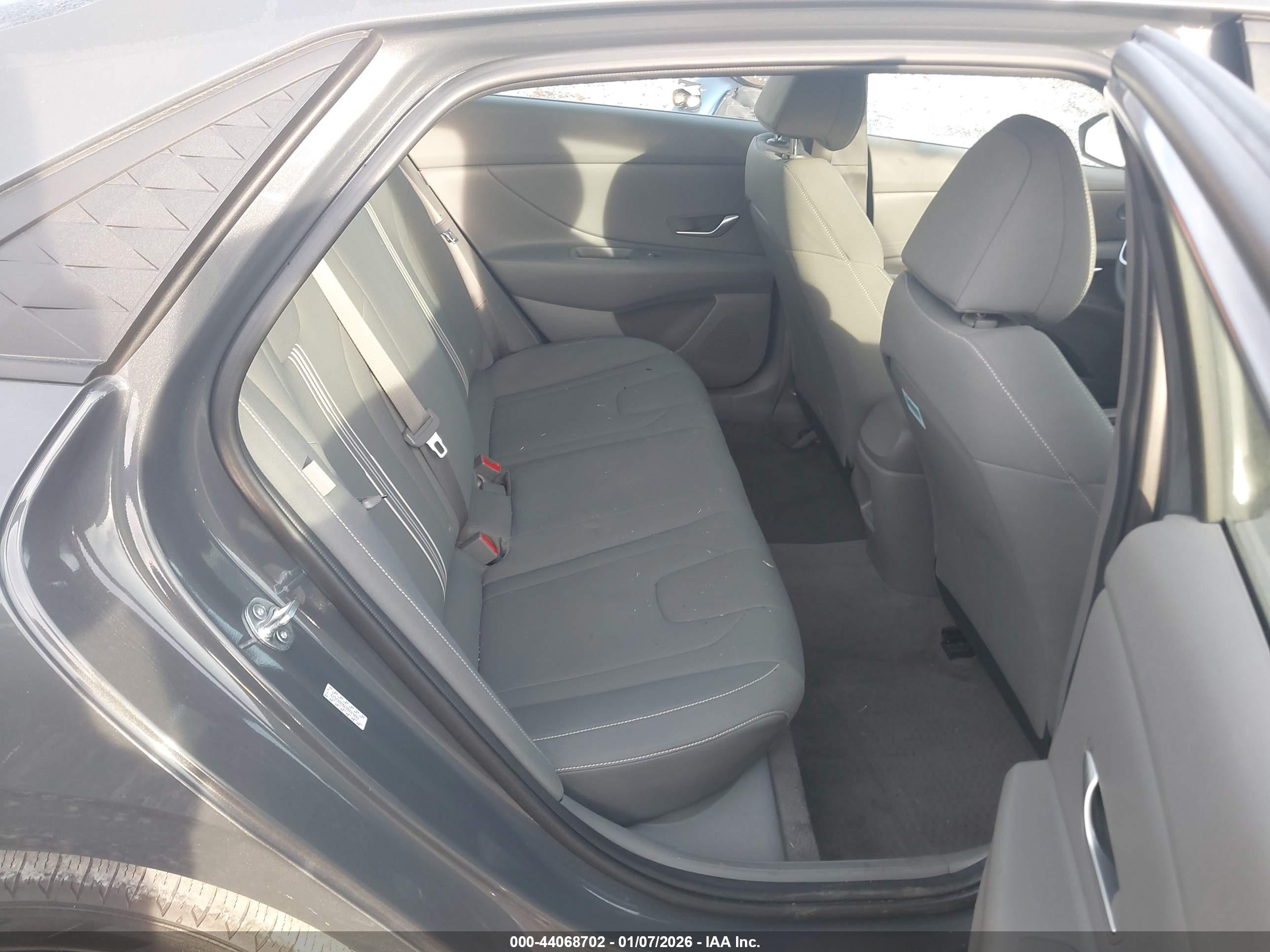 HYUNDAI ELANTRA image 8