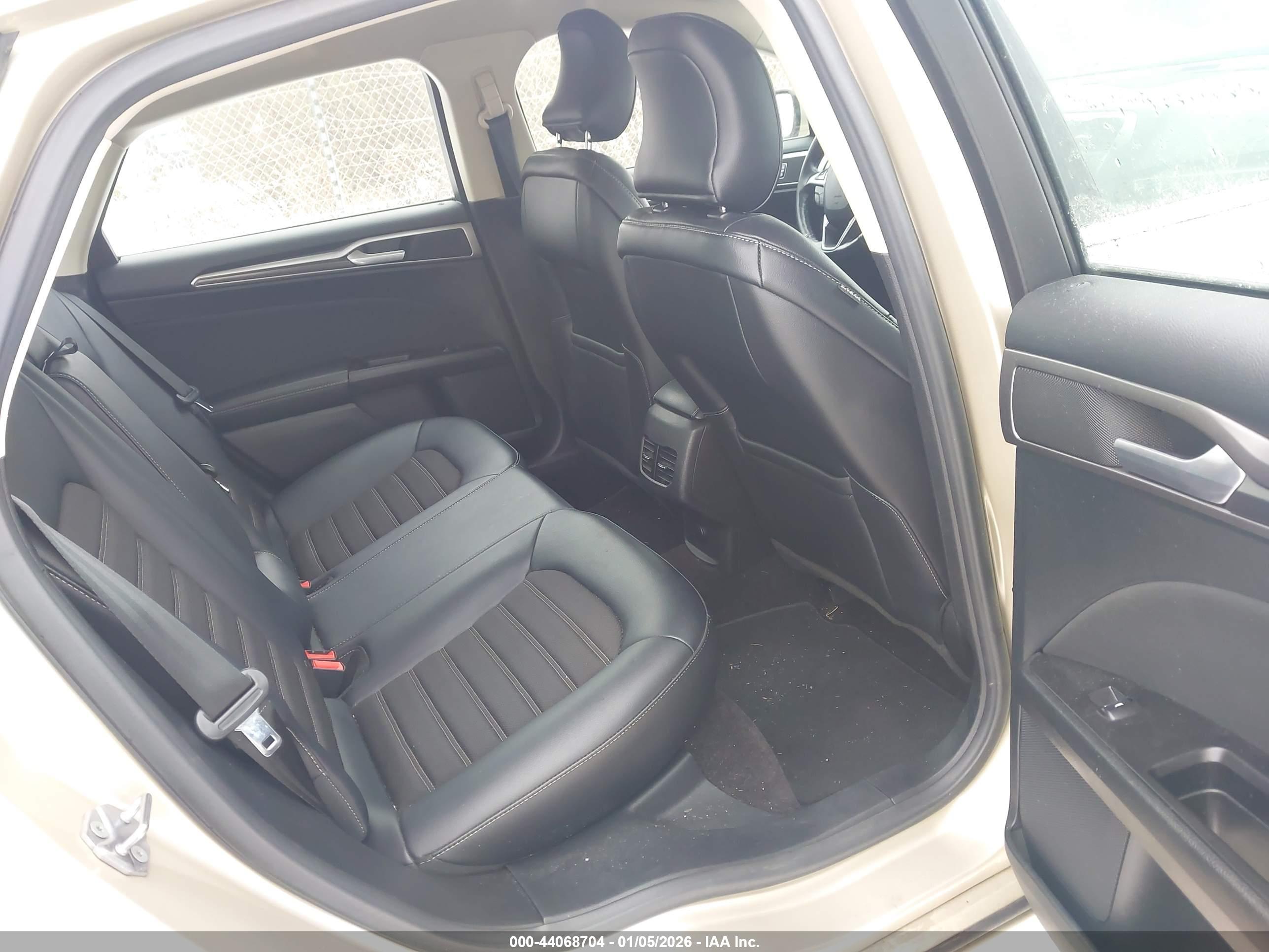 FORD FUSION image 8