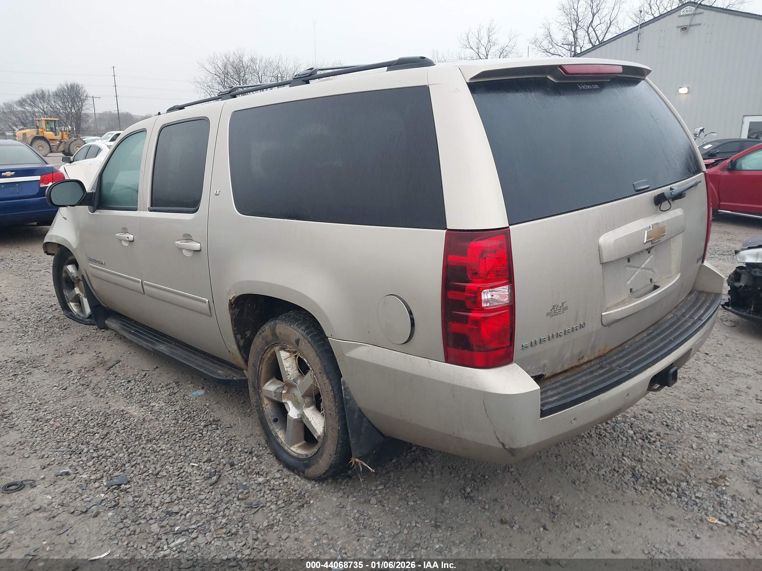 CHEVROLET SUBURBAN image 3