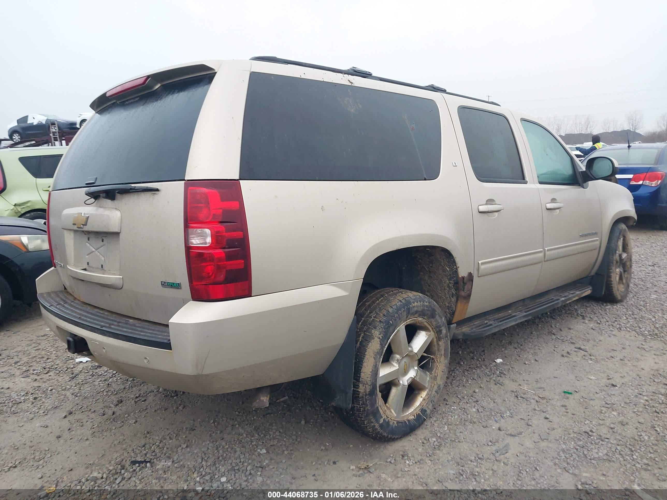 CHEVROLET SUBURBAN image 4
