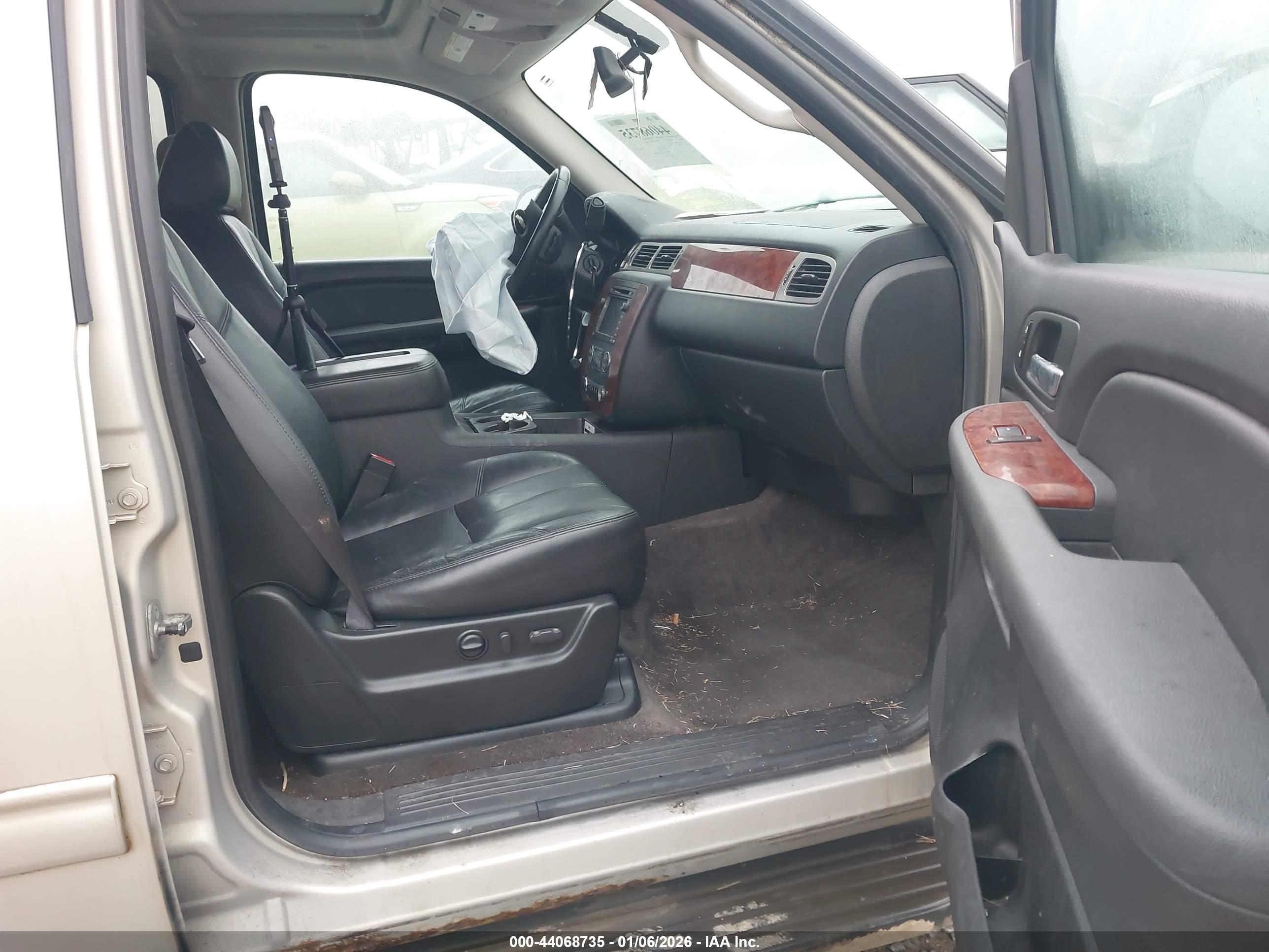 CHEVROLET SUBURBAN image 5