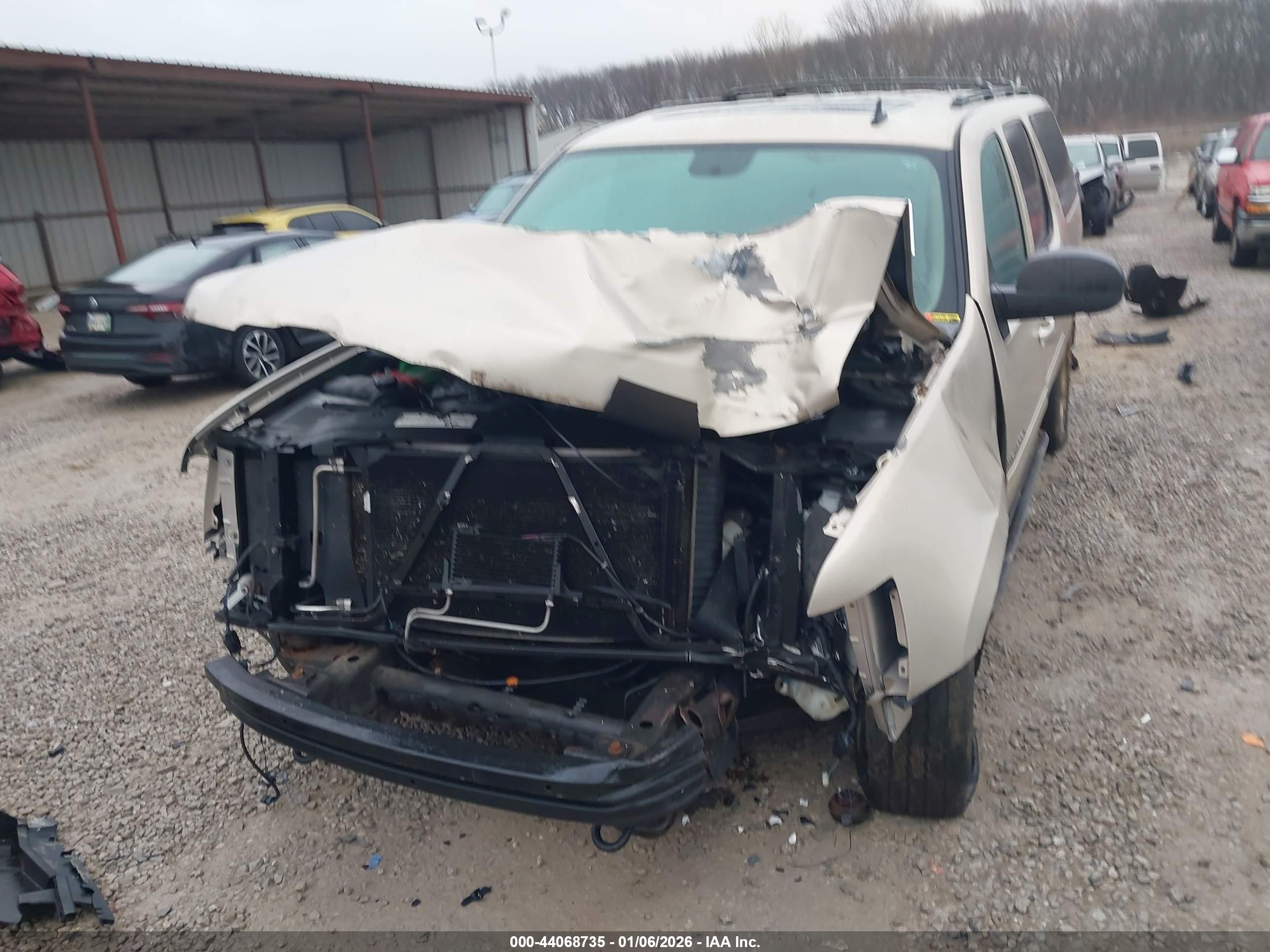 CHEVROLET SUBURBAN image 6
