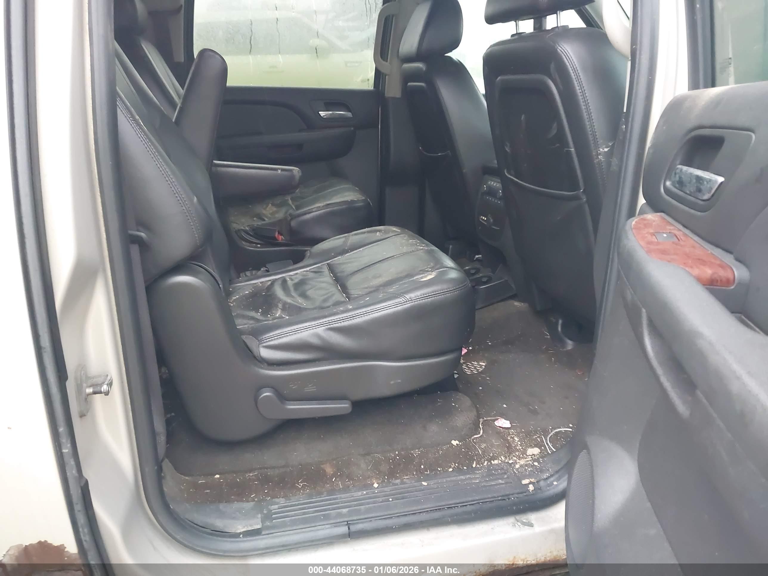 CHEVROLET SUBURBAN image 8