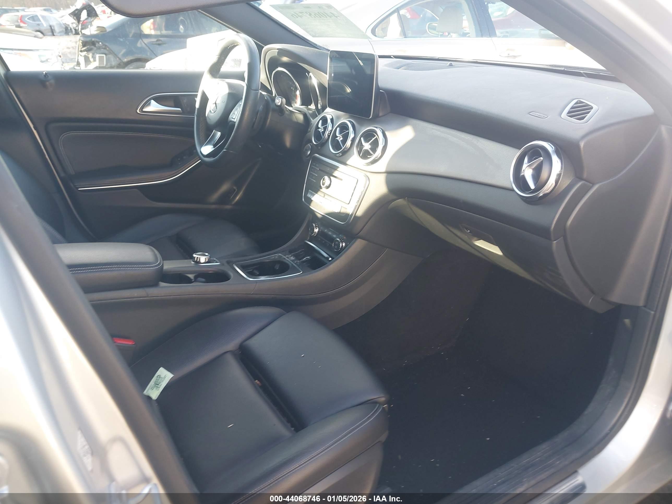 MERCEDES-BENZ GLA image 5