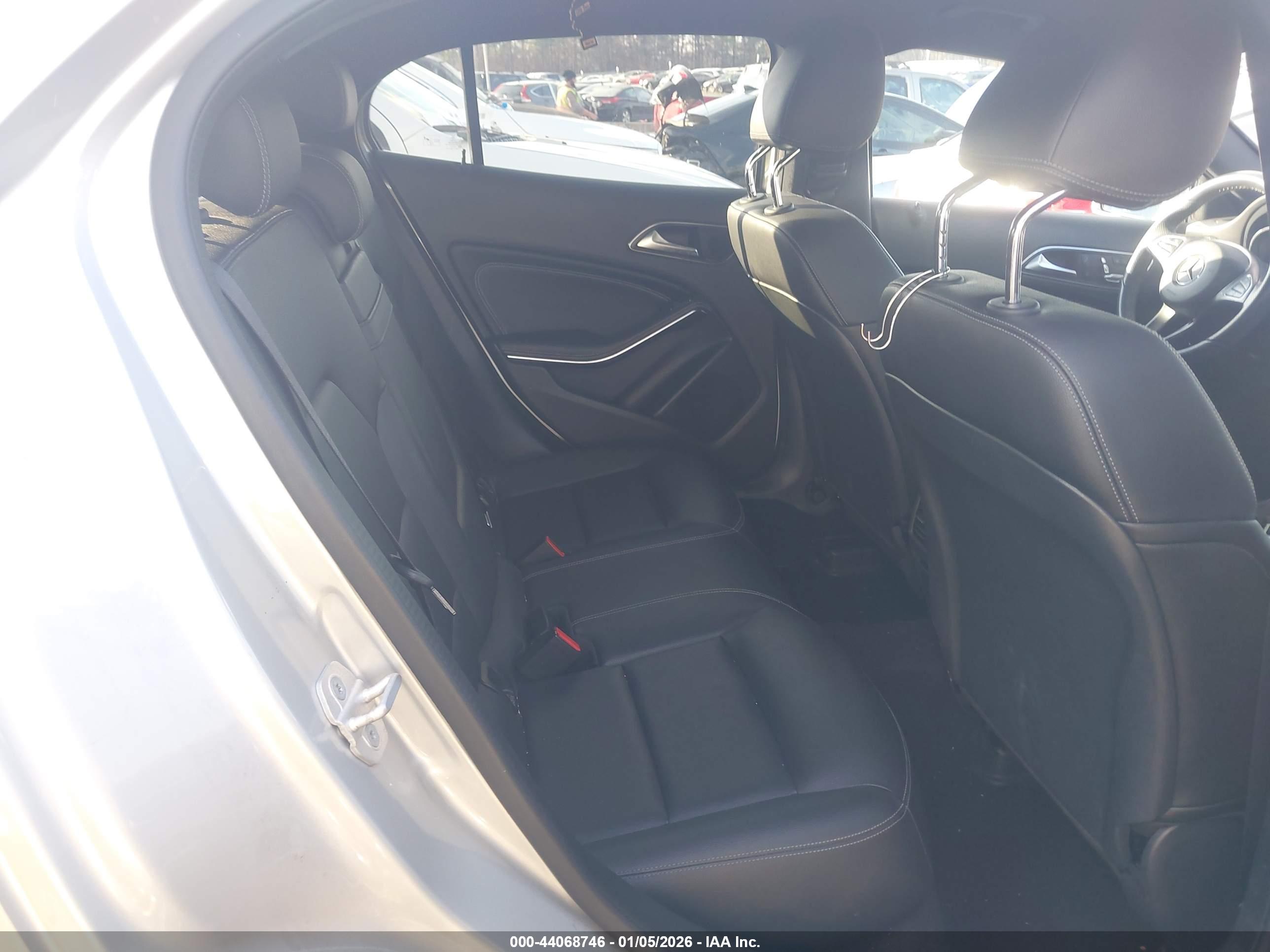 MERCEDES-BENZ GLA image 8