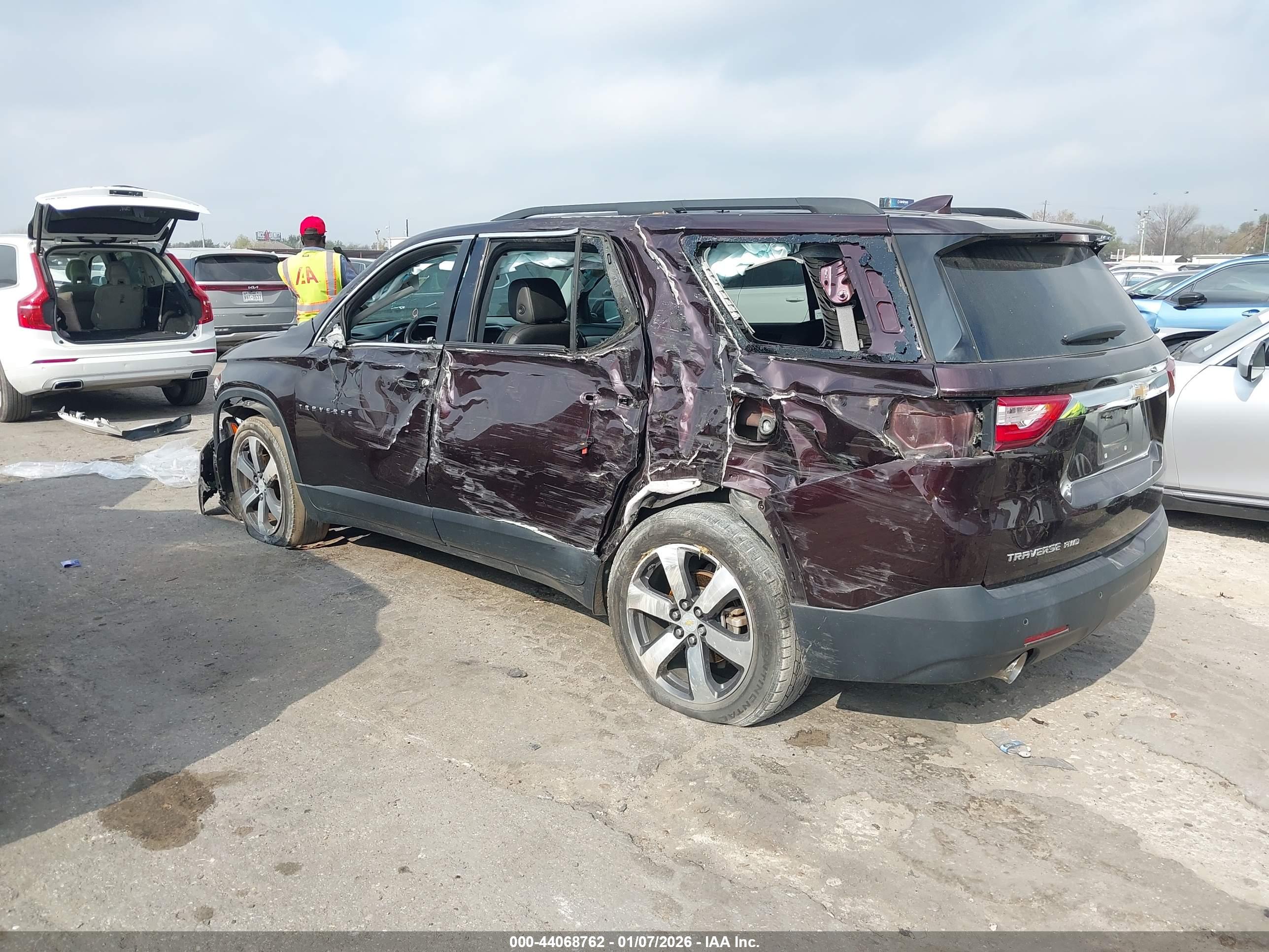 CHEVROLET TRAVERSE image 3