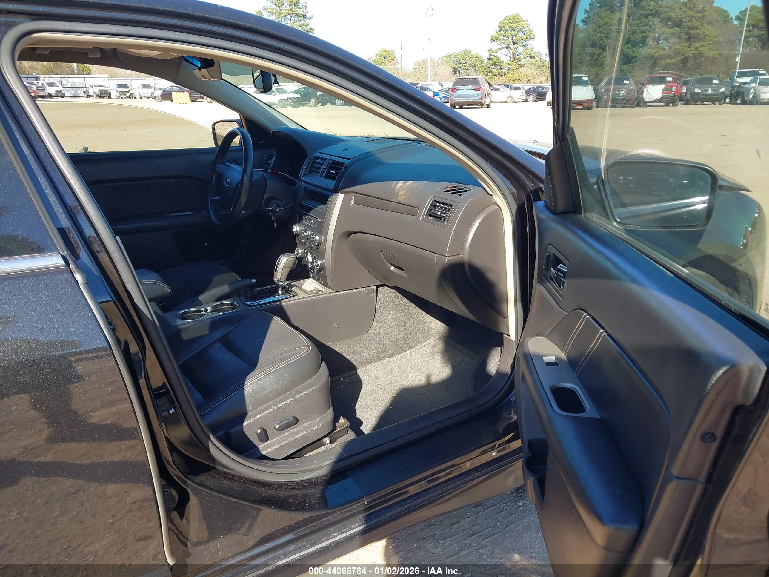 FORD FUSION image 5
