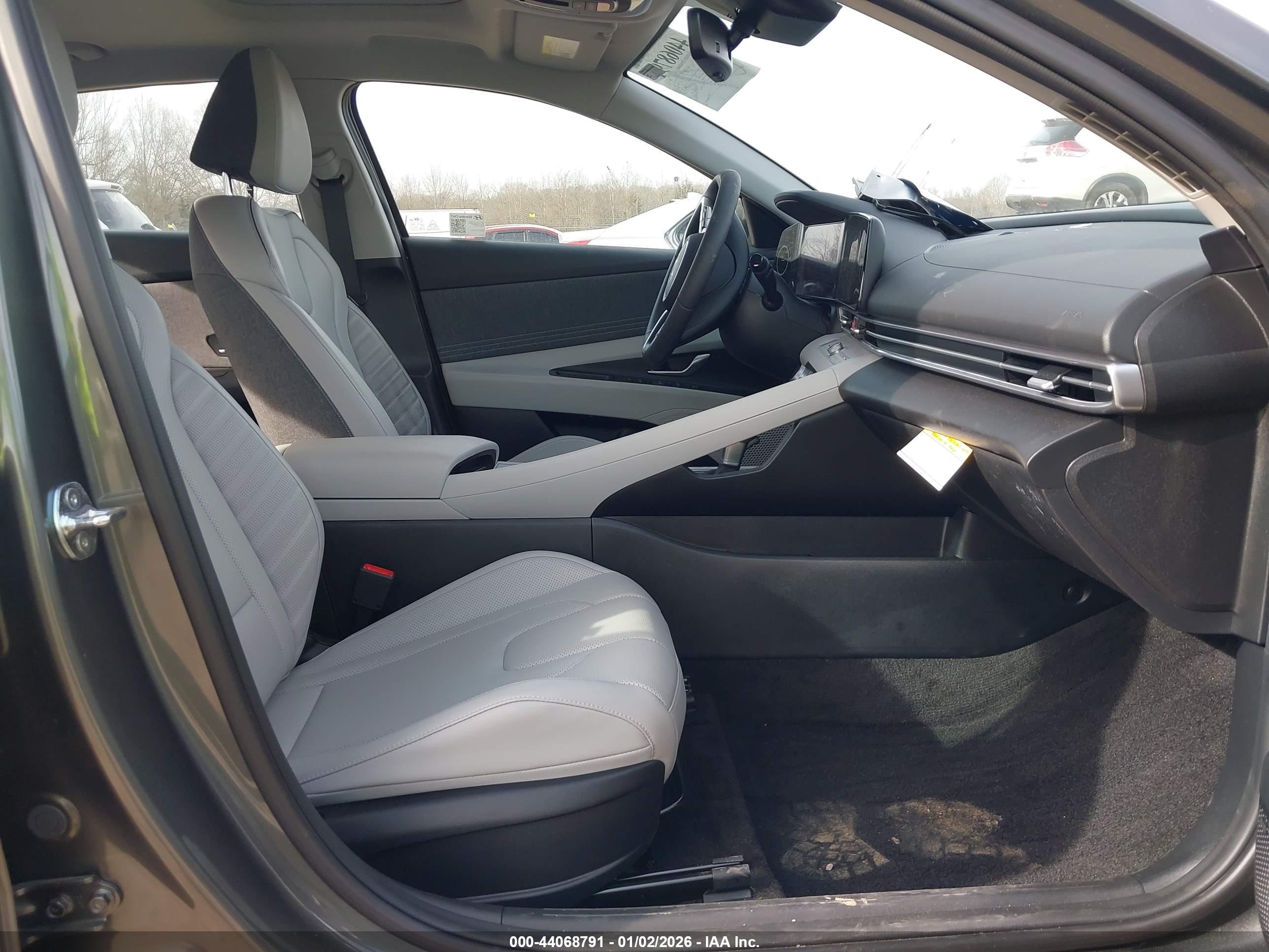 HYUNDAI ELANTRA image 5