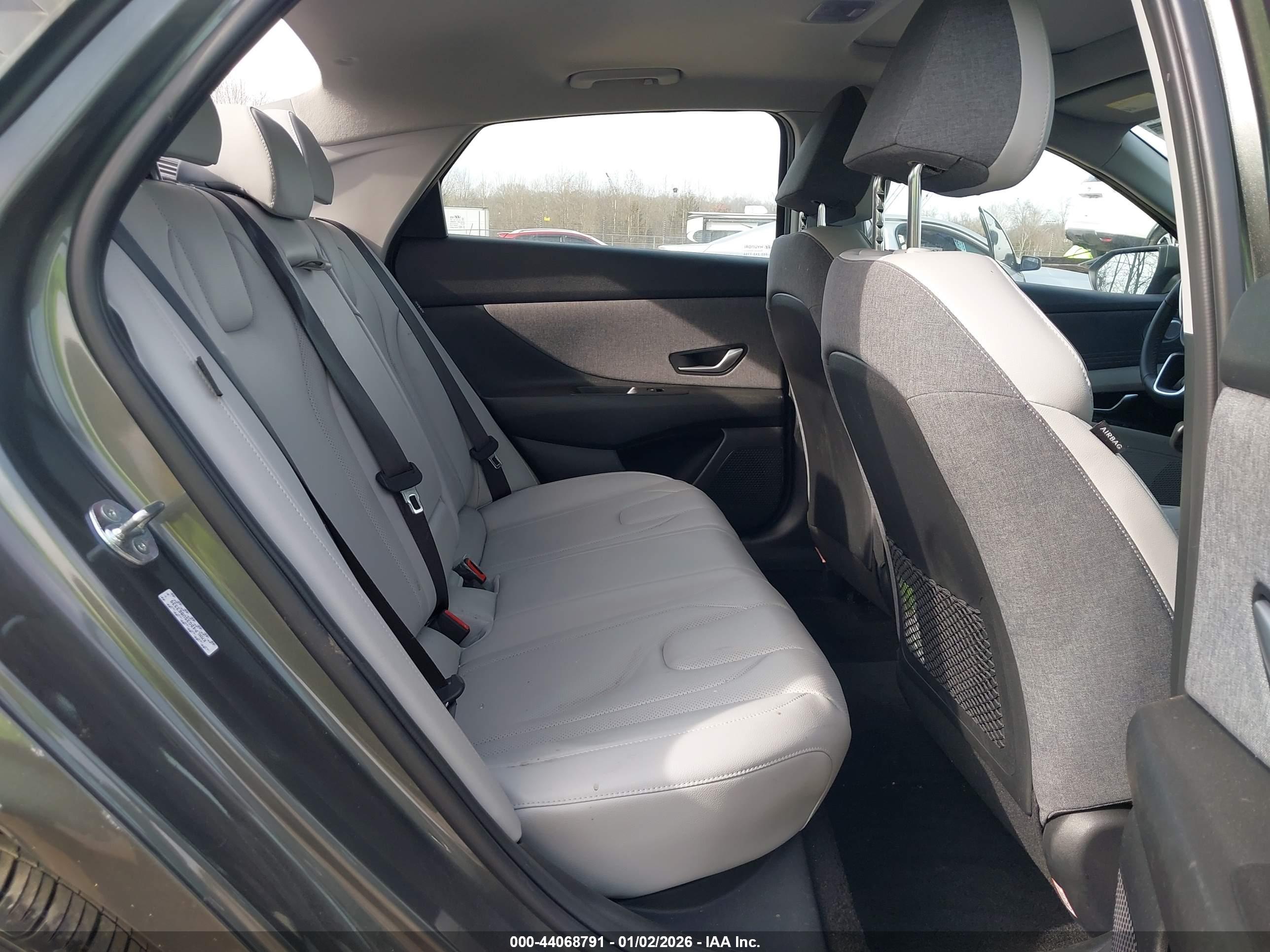 HYUNDAI ELANTRA image 8