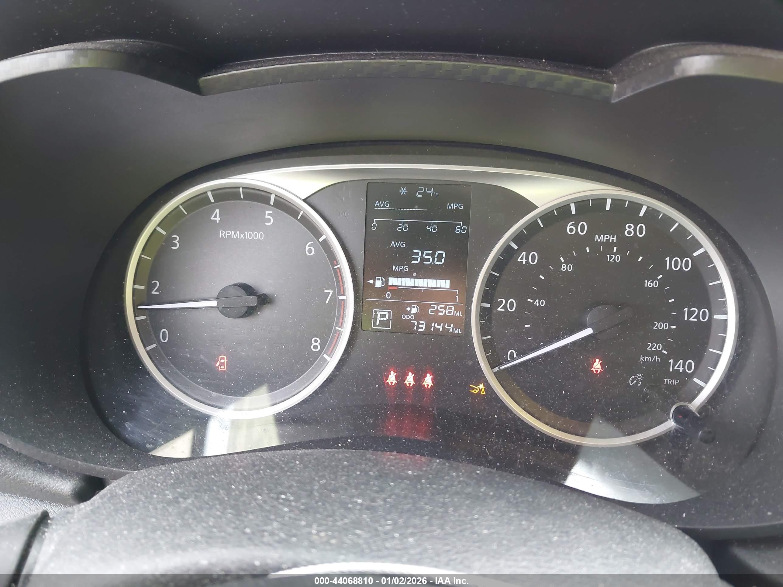NISSAN VERSA image 7