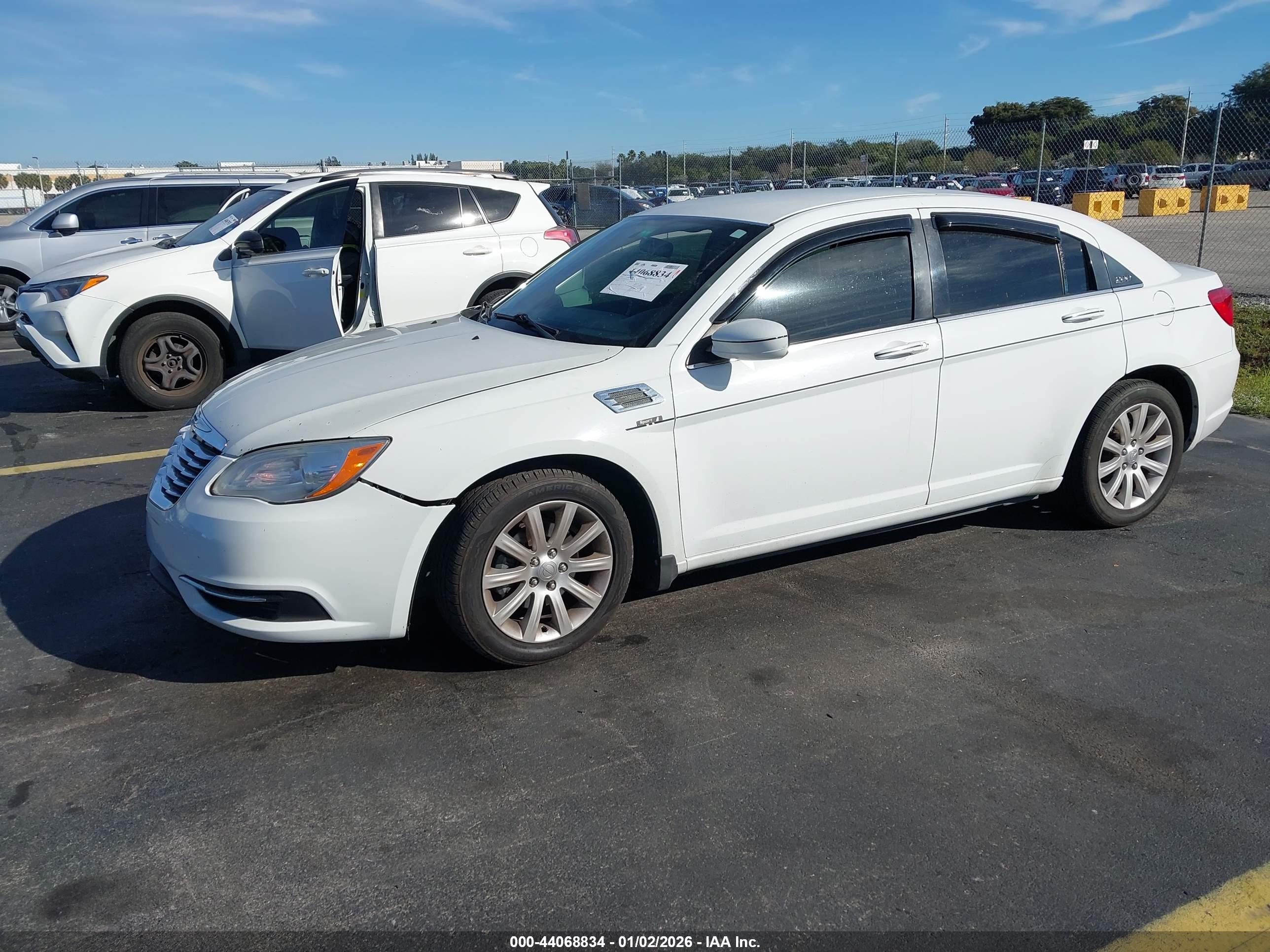 CHRYSLER 200 image 2