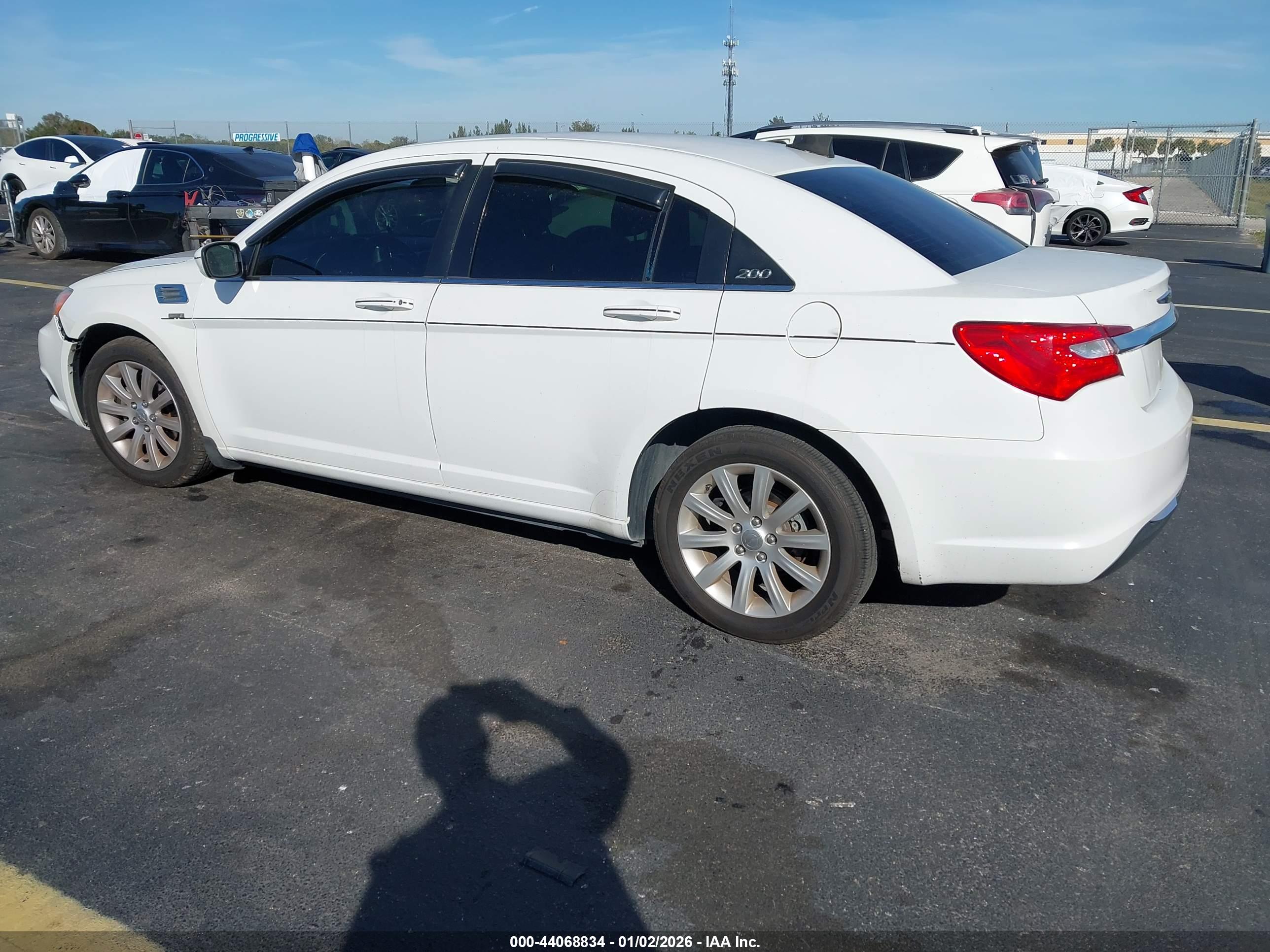 CHRYSLER 200 image 3