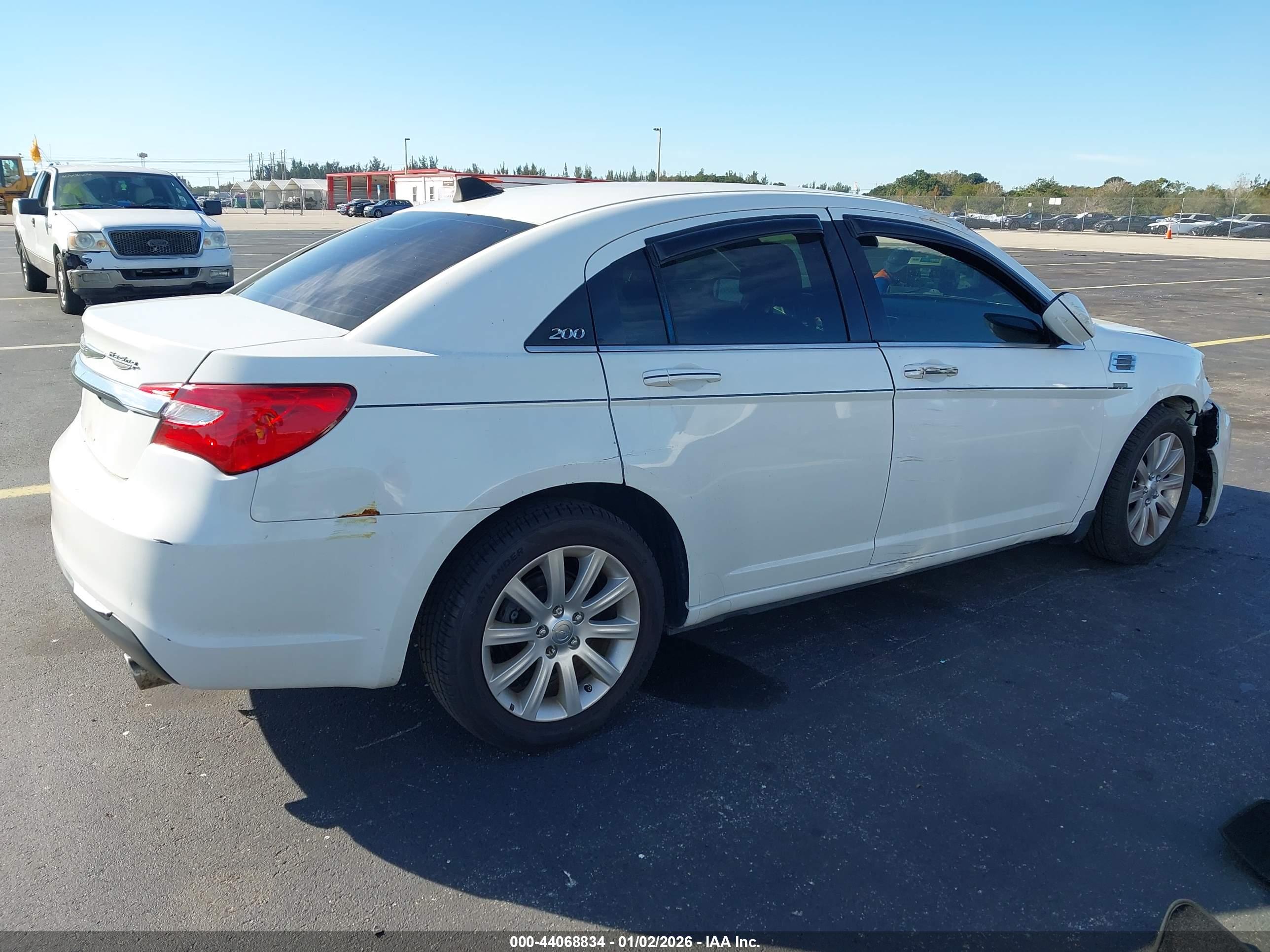 CHRYSLER 200 image 4