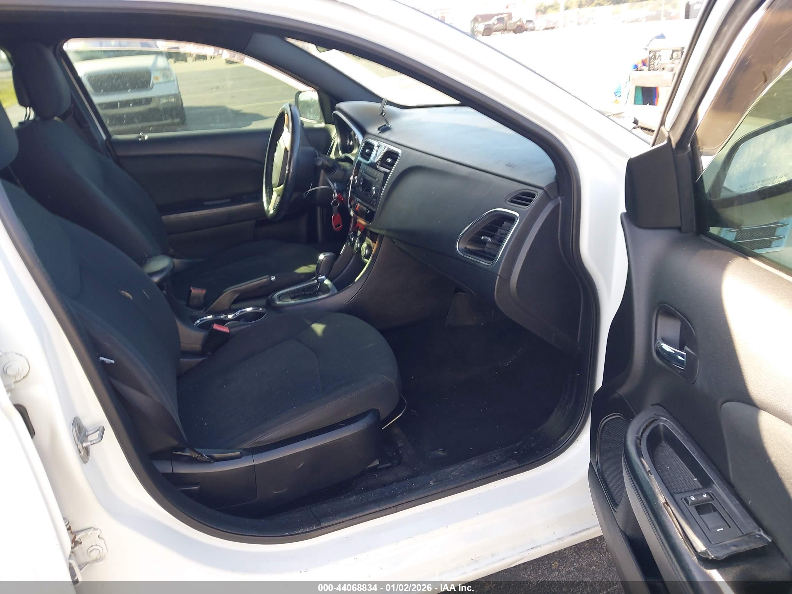 CHRYSLER 200 image 5