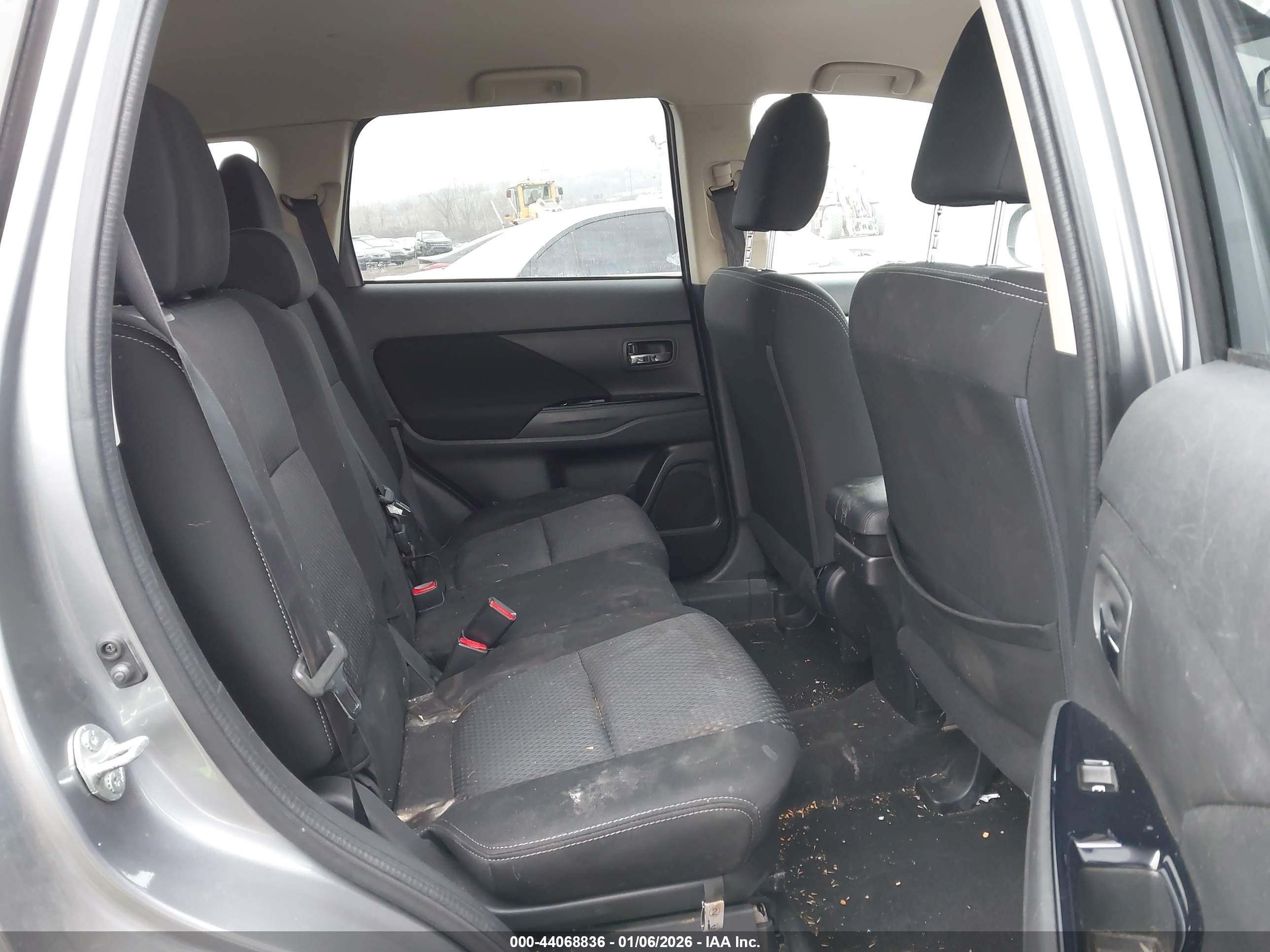 MITSUBISHI OUTLANDER image 8