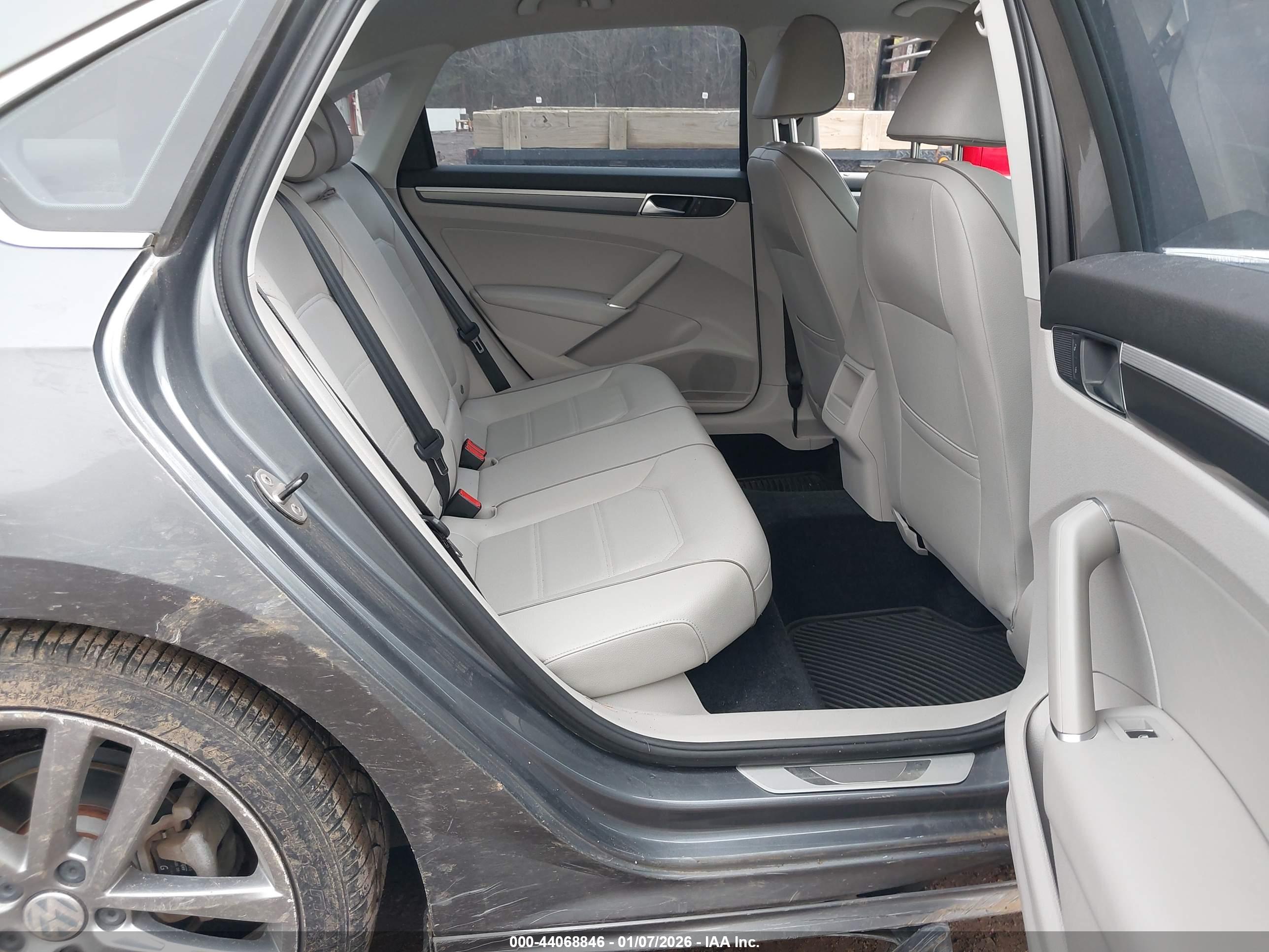 VOLKSWAGEN PASSAT image 8