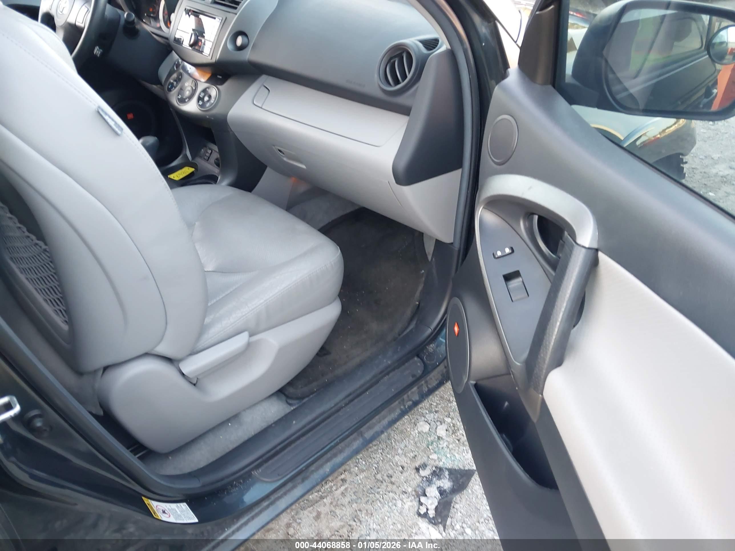 TOYOTA RAV4 image 5